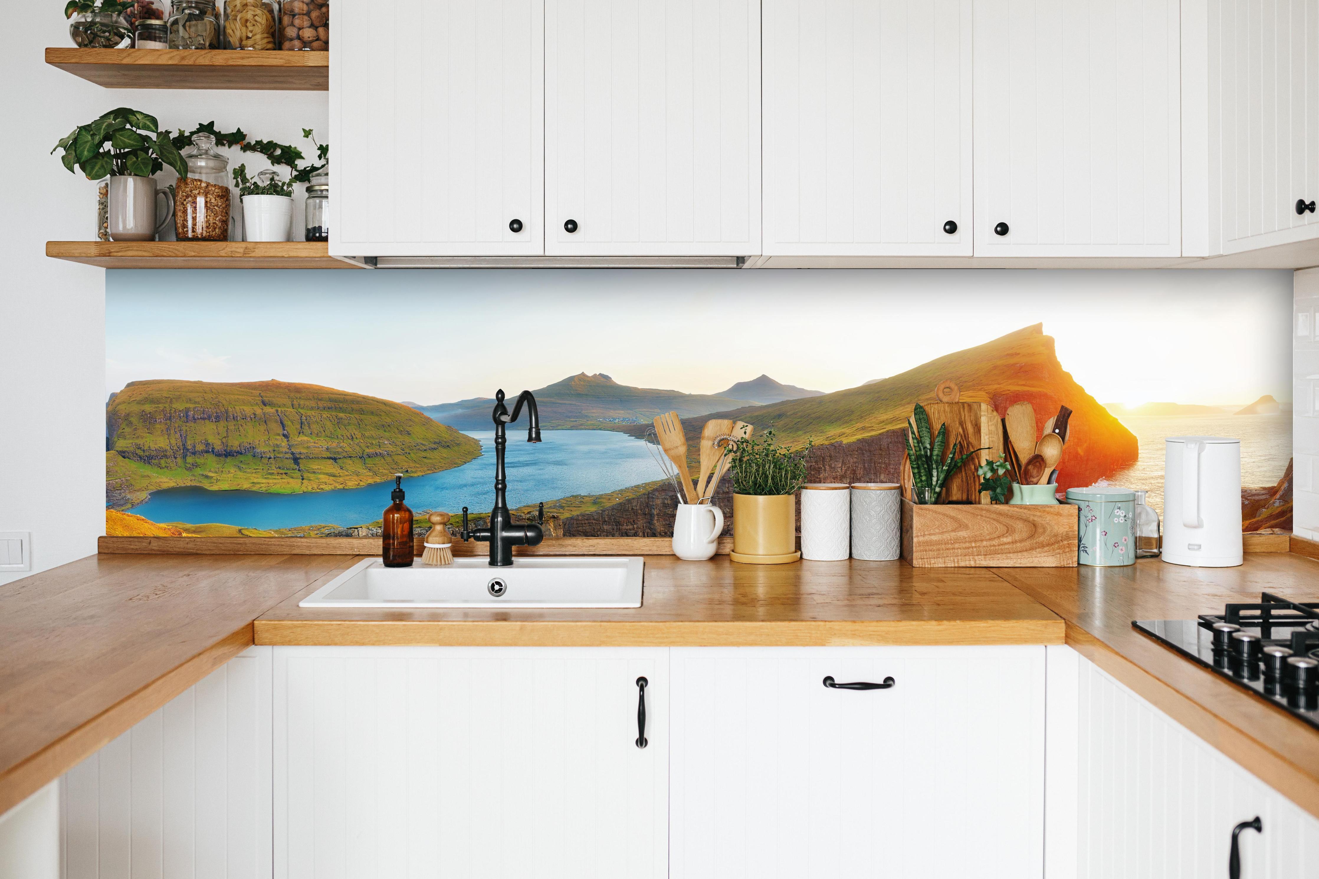 Küche - Sorvagsvatn See und mit Wasserfall ins Meer an der Färöer in weißer Küche hinter Gewürzen und Kochlöffeln aus Holz