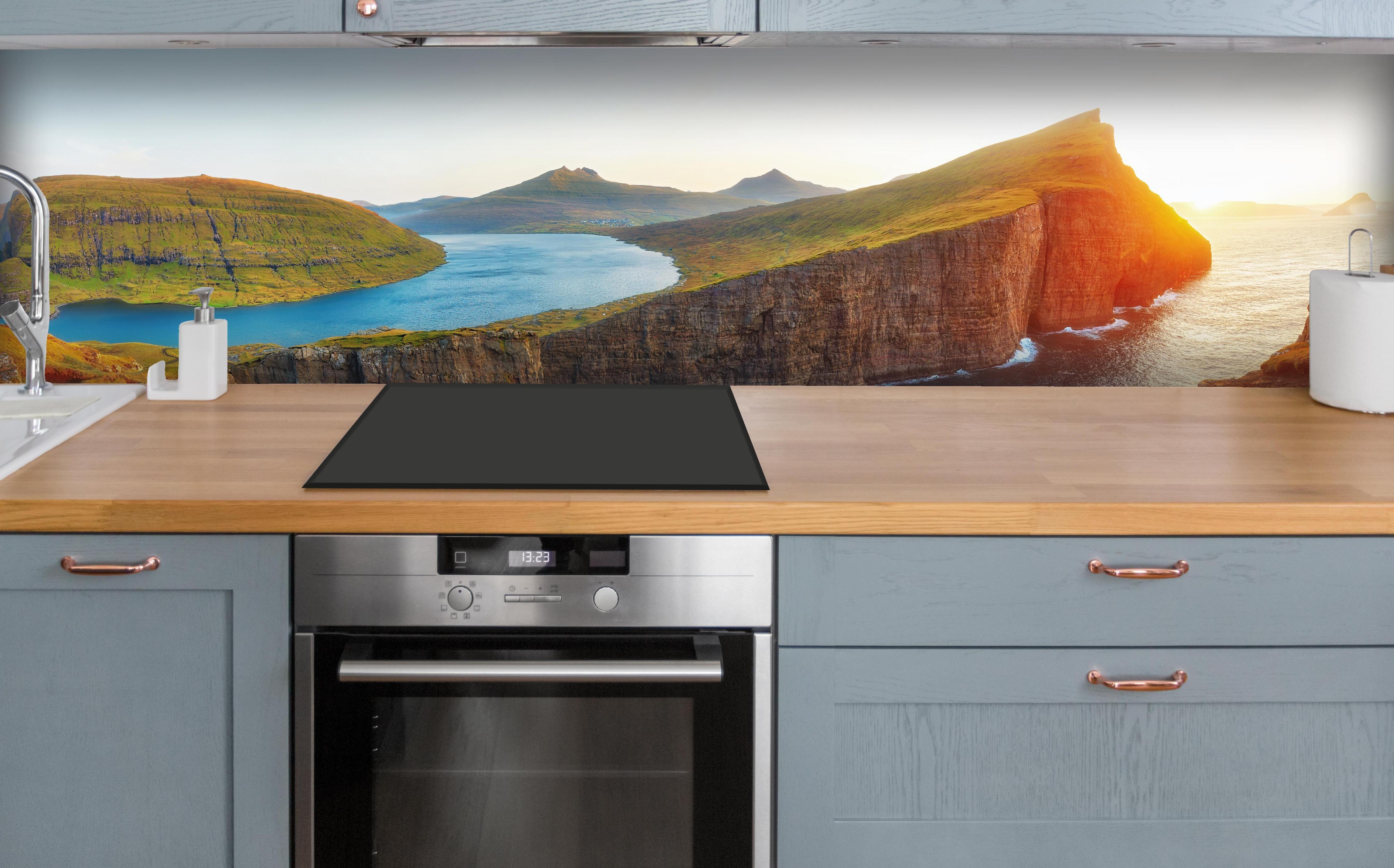 Küche - Sorvagsvatn See und mit Wasserfall ins Meer an der Färöer über polierter Holzarbeitsplatte mit Cerankochfeld