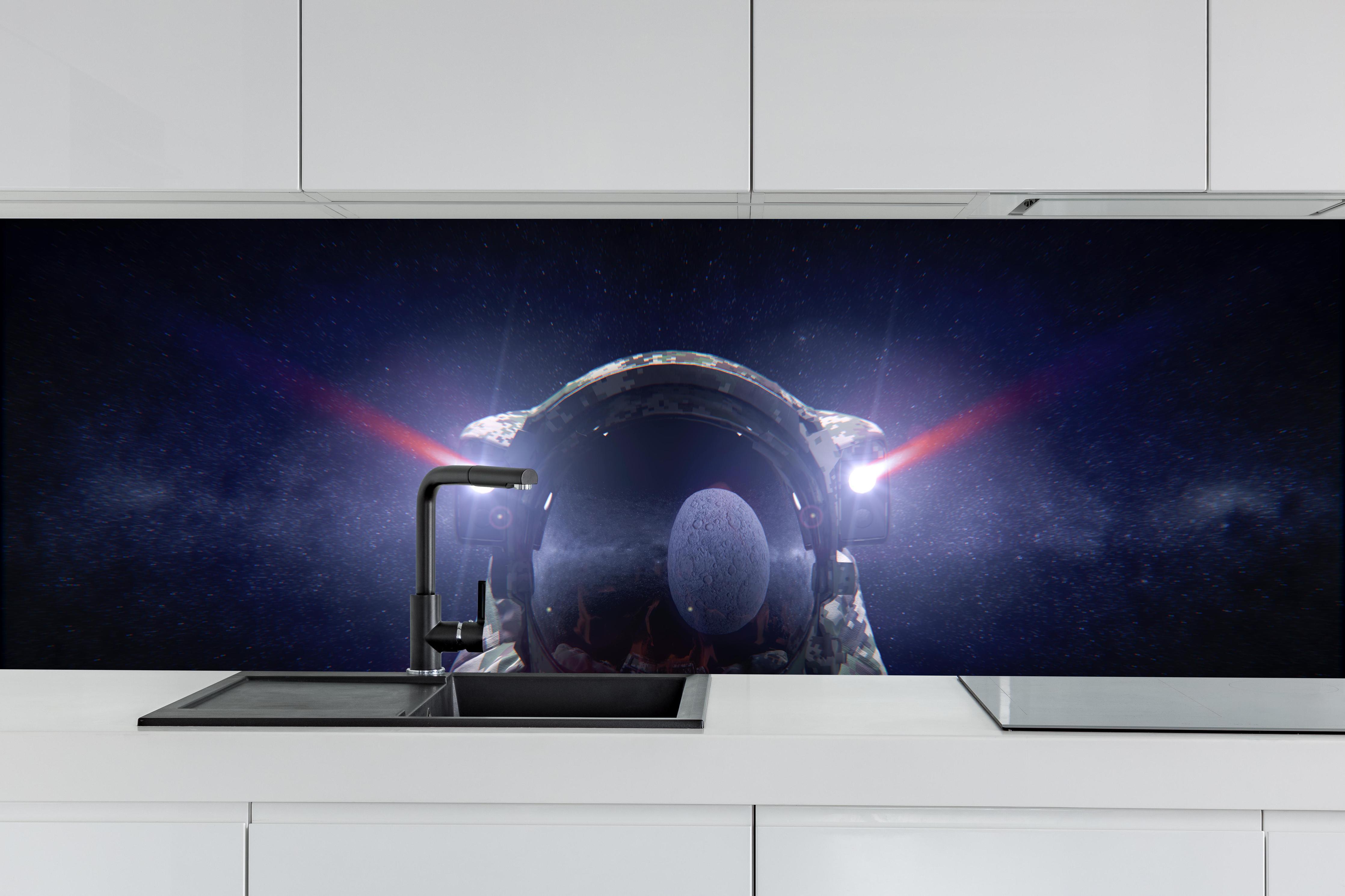 Küche - Space Force Soldat im Tarnanzug hinter weißen Hochglanz-Küchenregalen und schwarzem Wasserhahn