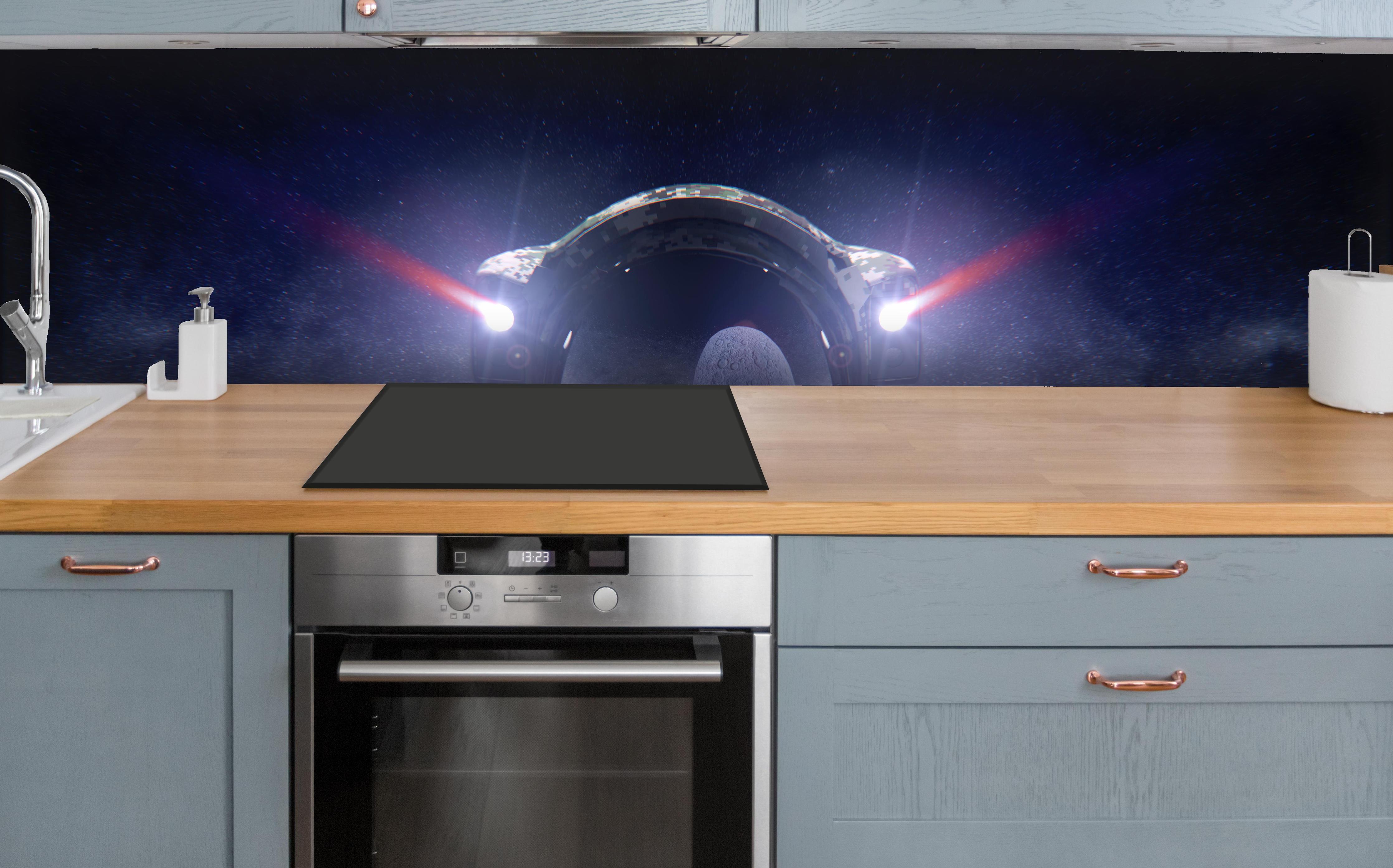 Küche - Space Force Soldat im Tarnanzug über polierter Holzarbeitsplatte mit Cerankochfeld