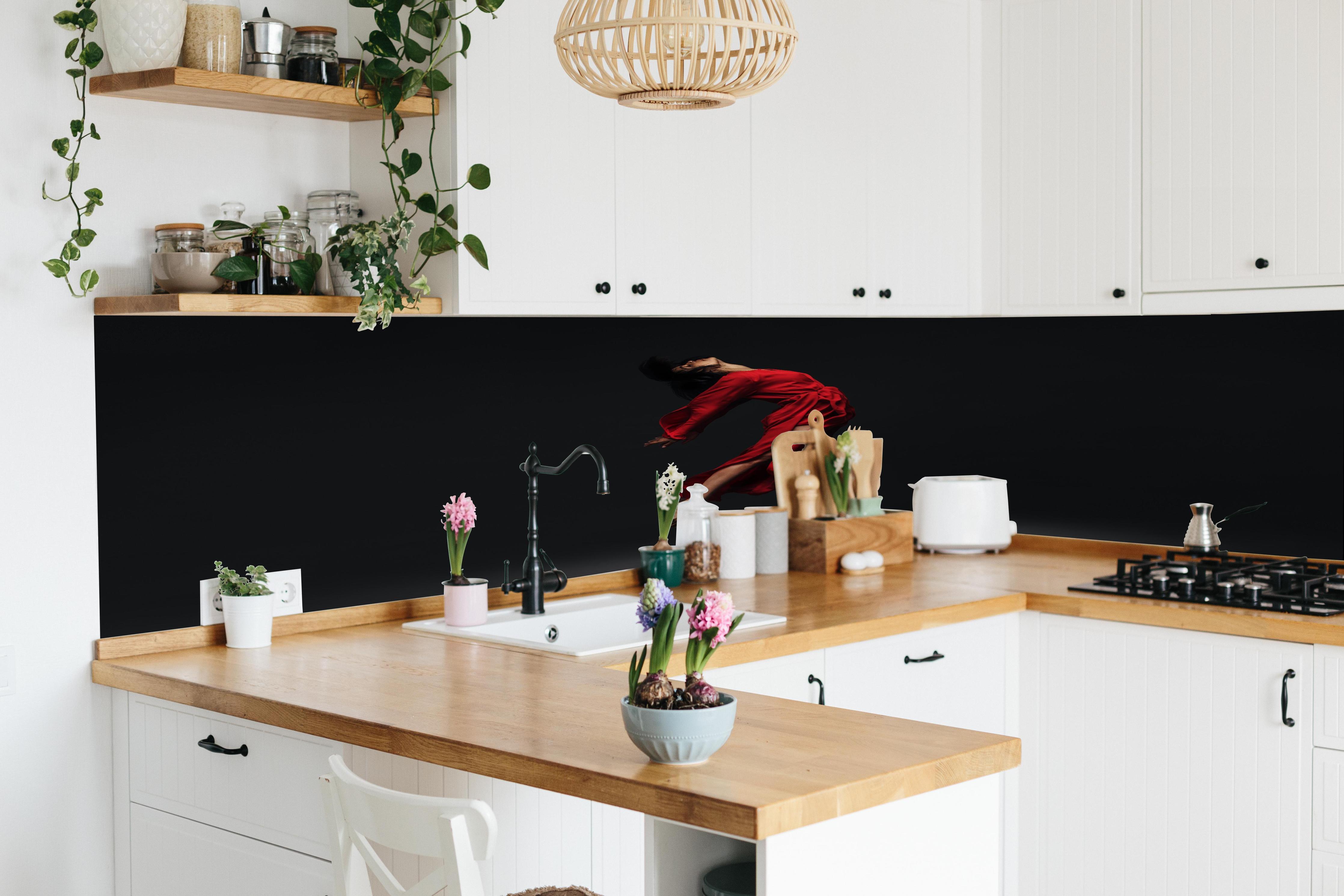 Küche - Springende Zeitgenössische Tänzerin in lebendiger Küche mit bunten Blumen