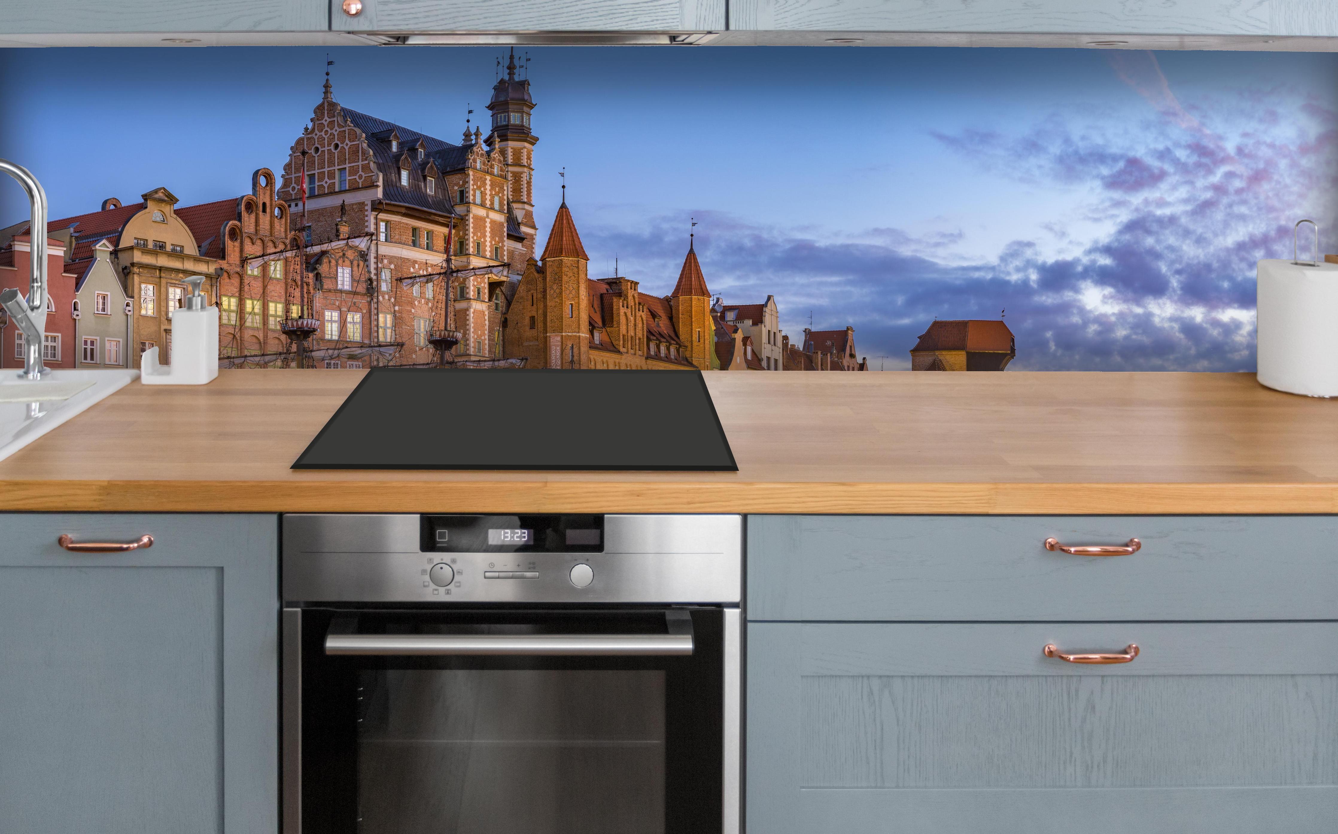 Küche - Stadtbild von Gdansk in Polen über polierter Holzarbeitsplatte mit Cerankochfeld