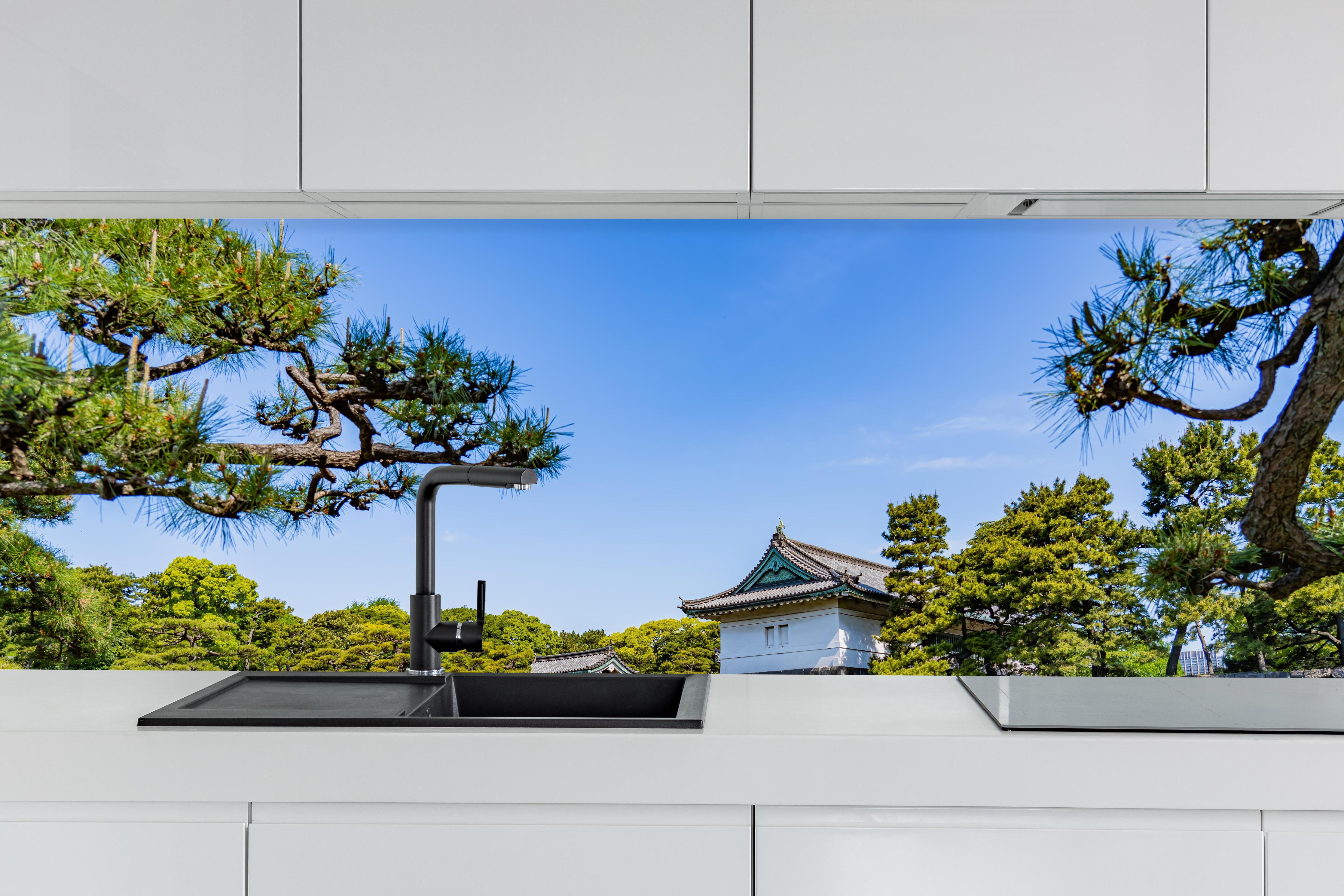 Küche - Stadtlandschaft von Tokio hinter weißen Hochglanz-Küchenregalen und schwarzem Wasserhahn