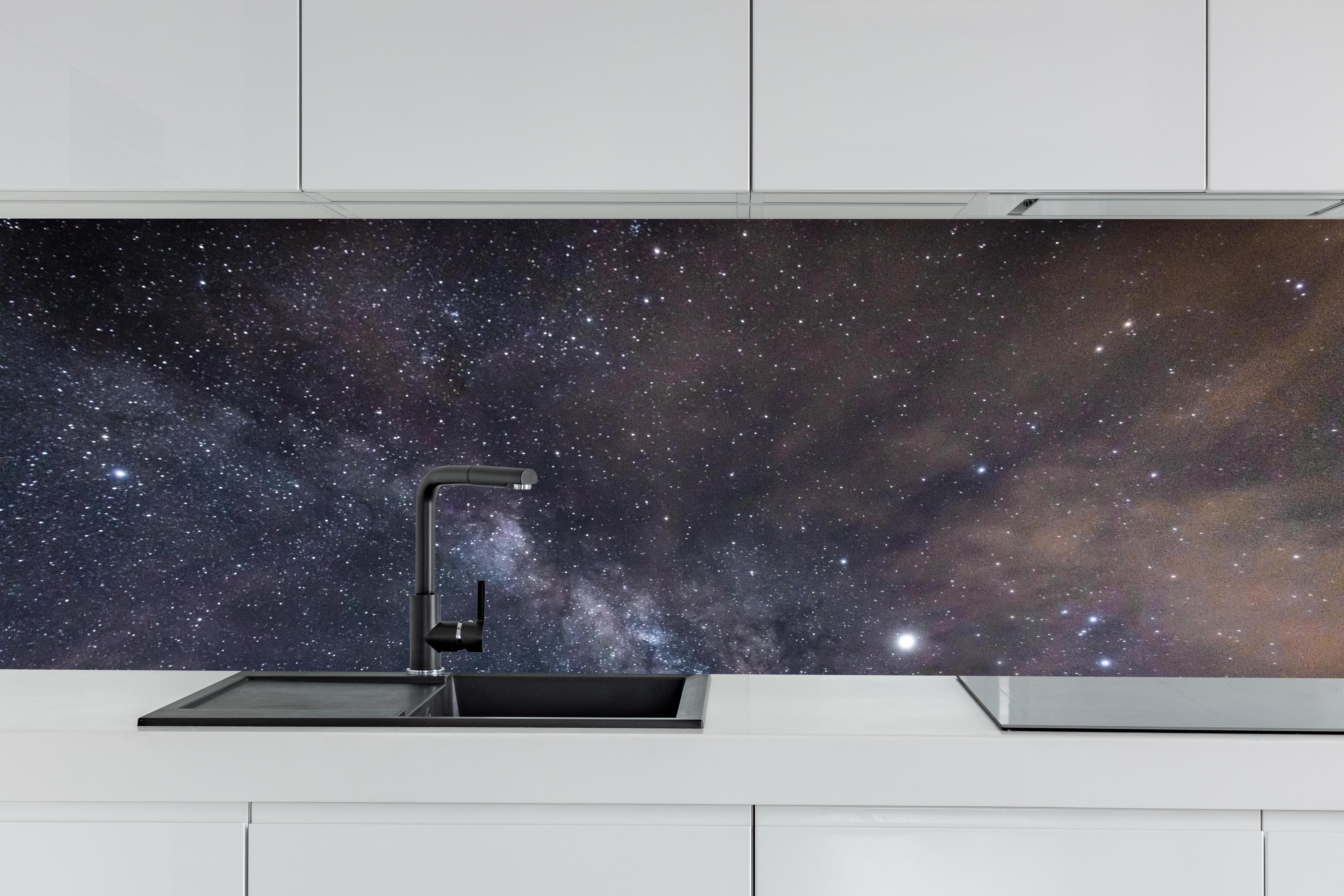 Küche - Sterne im Himmel bei Nacht hinter weißen Hochglanz-Küchenregalen und schwarzem Wasserhahn