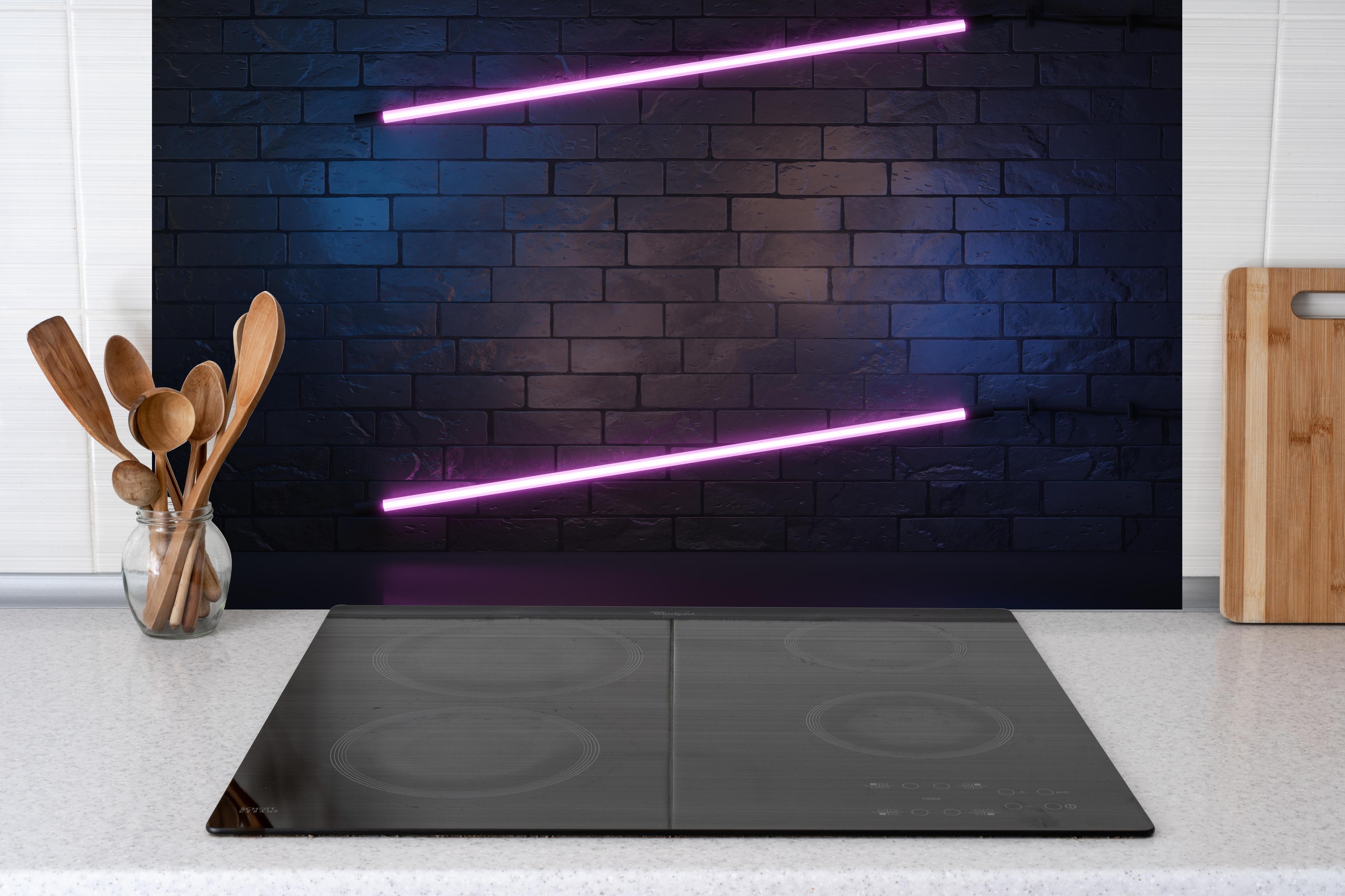 Küche - Stilvoller moderner lila Neonlichtrahmen hinter Cerankochfeld und Holz-Kochutensilien