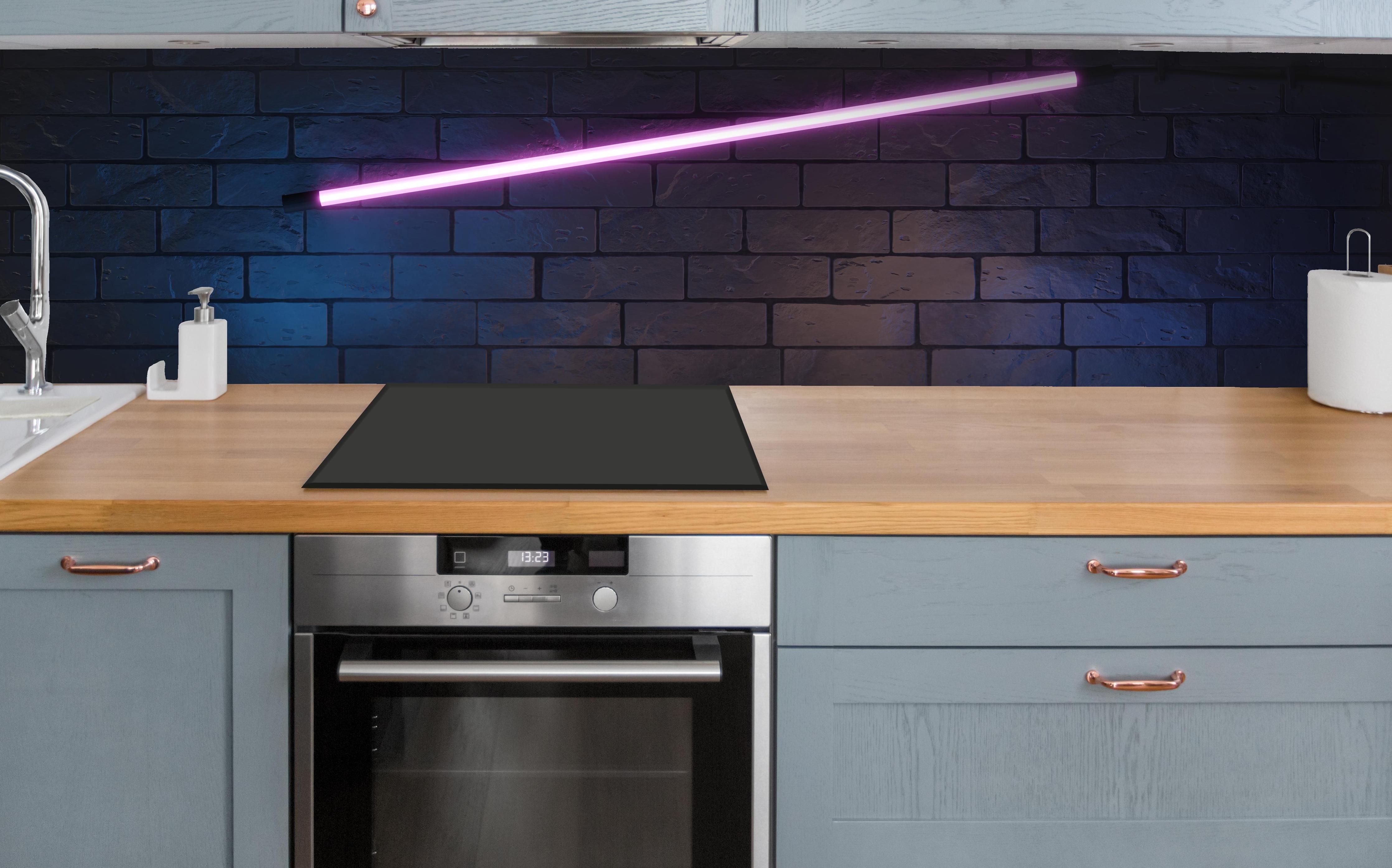 Küche - Stilvoller moderner lila Neonlichtrahmen über polierter Holzarbeitsplatte mit Cerankochfeld