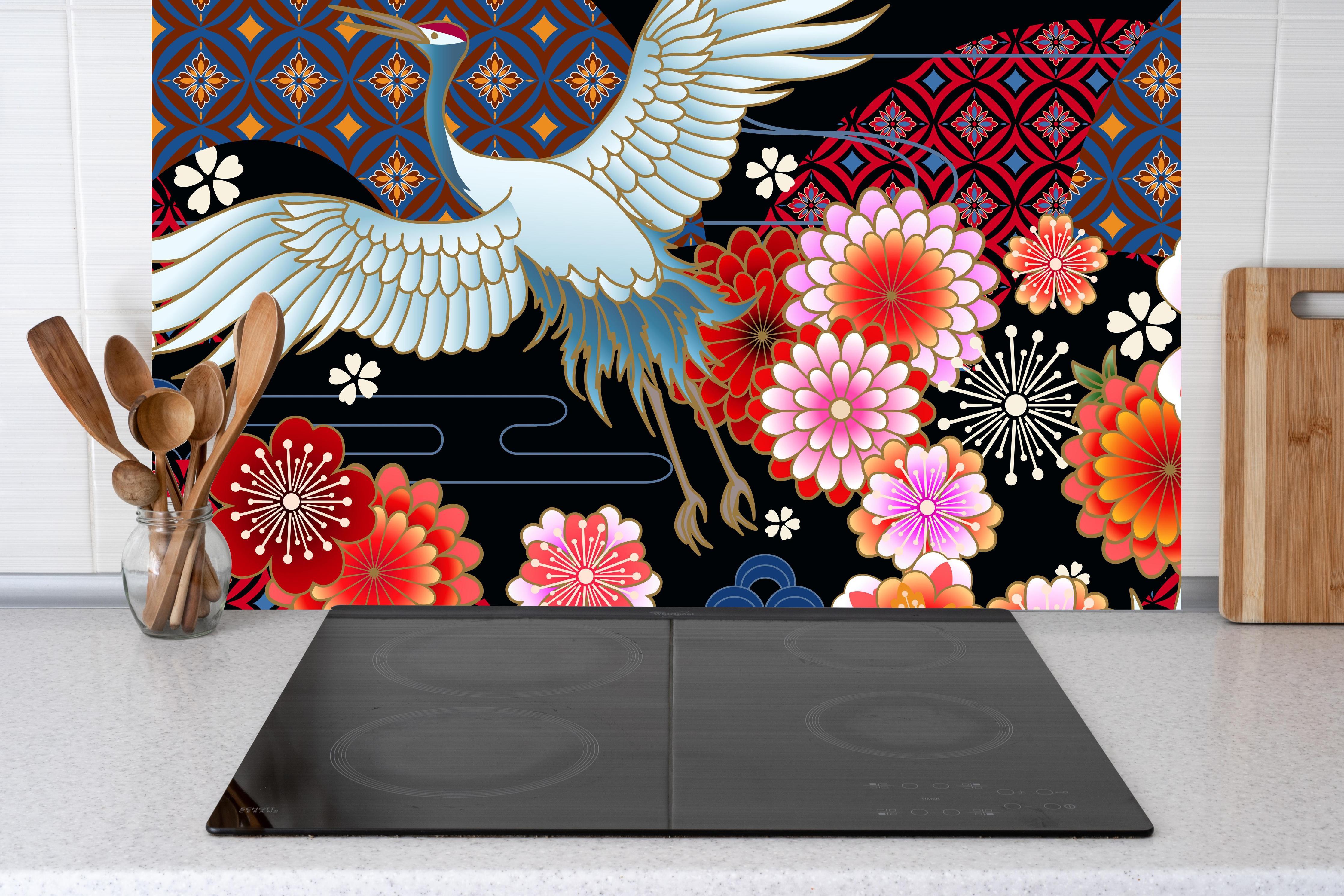 Küche - Stolzer Kranich hinter Cerankochfeld und Holz-Kochutensilien