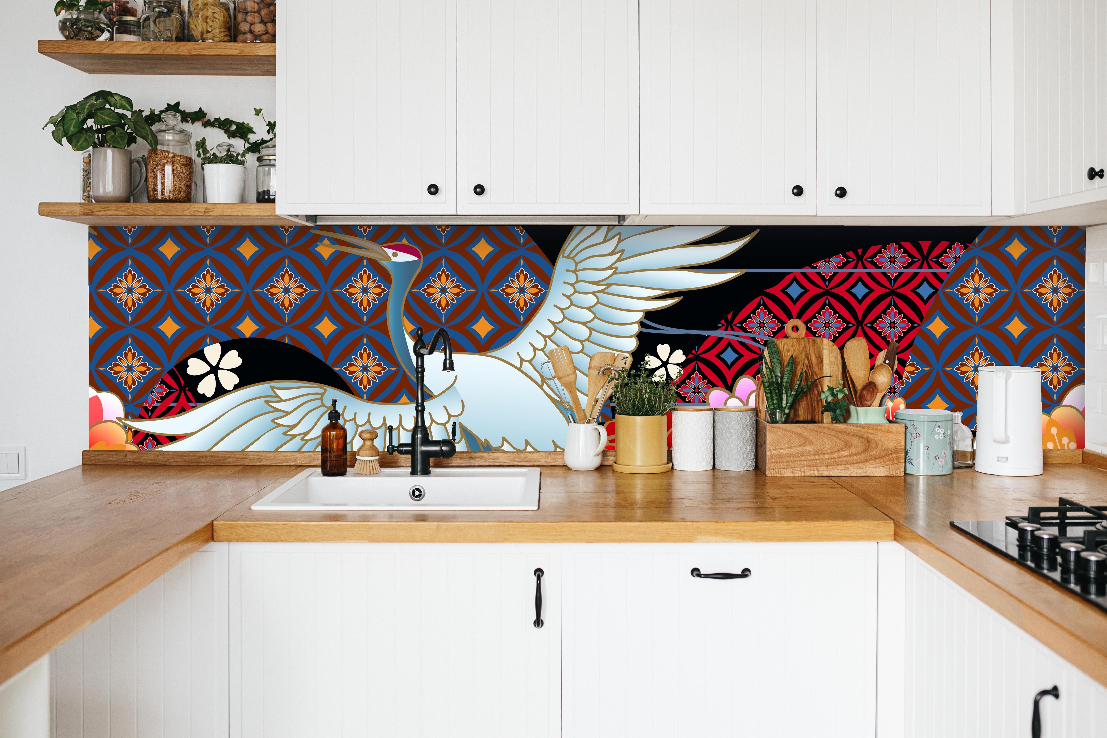 Küche - Stolzer Kranich in weißer Küche hinter Gewürzen und Kochlöffeln aus Holz