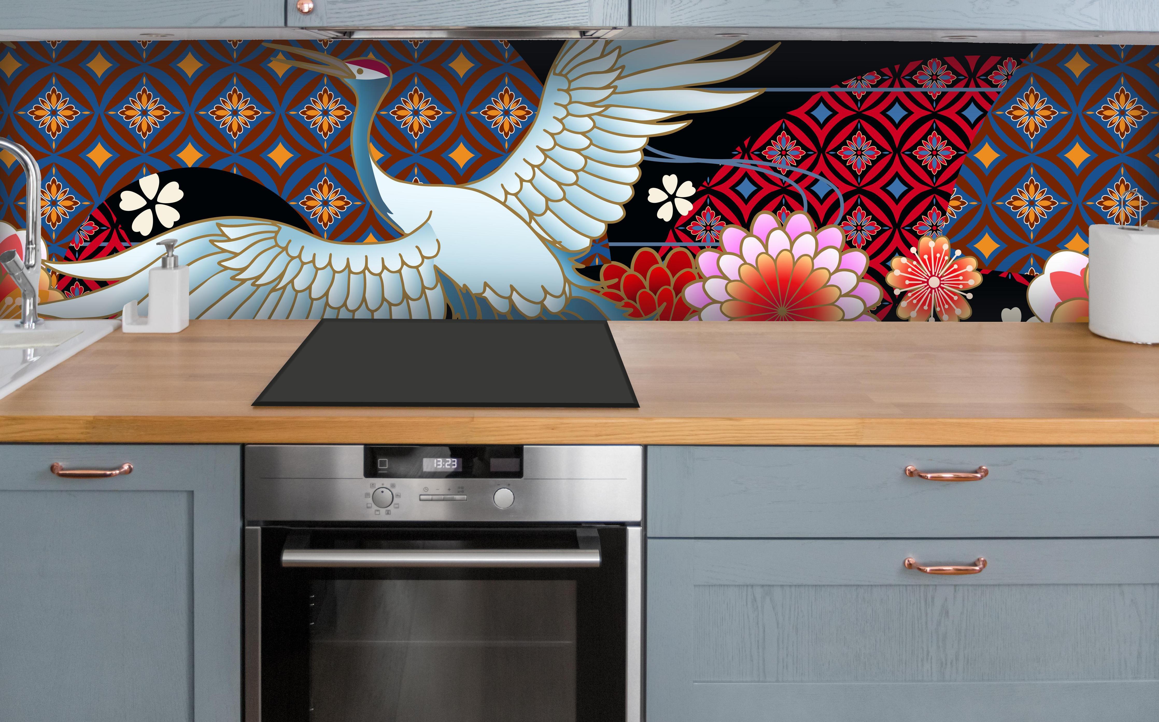 Küche - Stolzer Kranich über polierter Holzarbeitsplatte mit Cerankochfeld