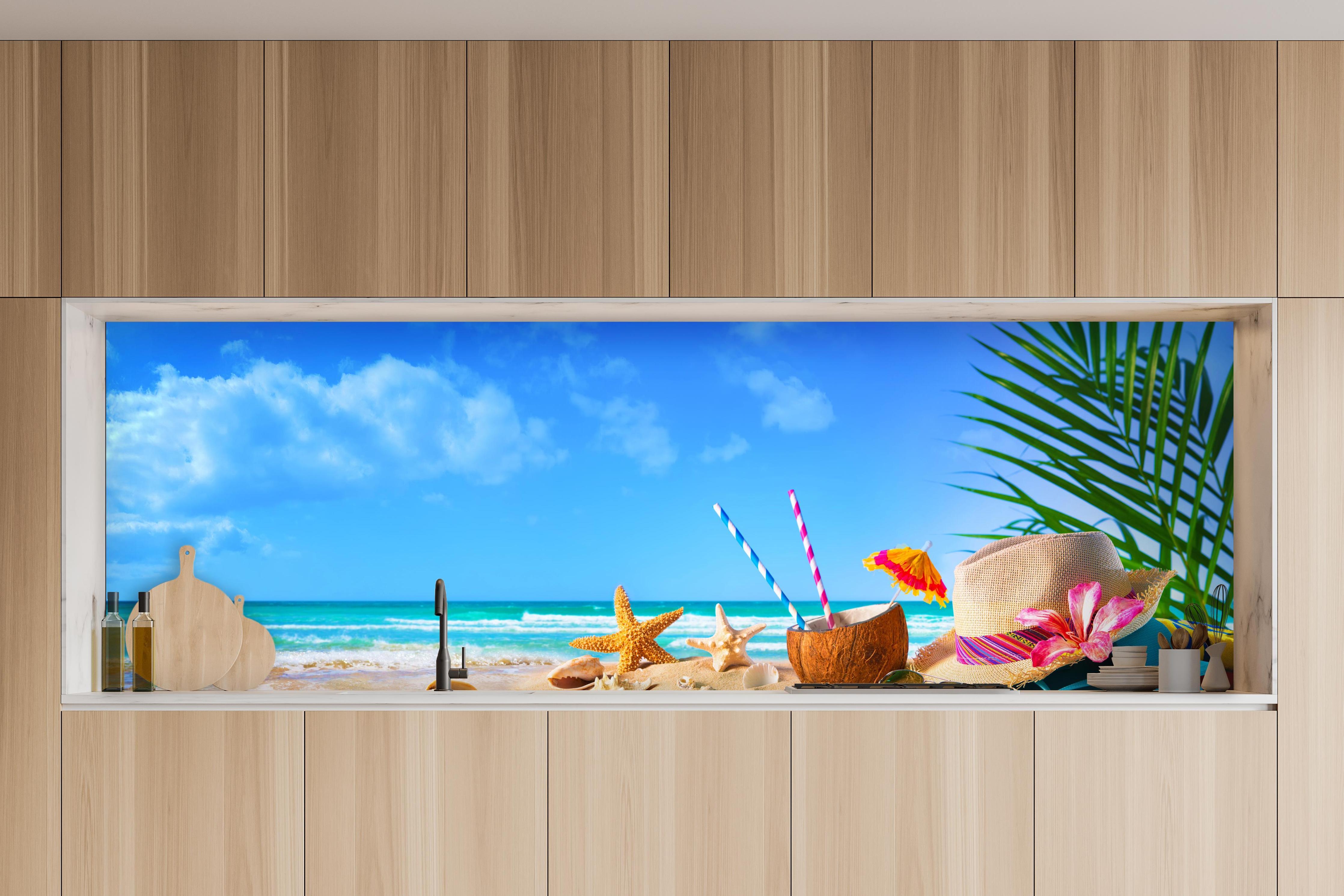 Küche - Strandaccesoires in charakteristischer Vollholz-Küche mit modernem Gasherd