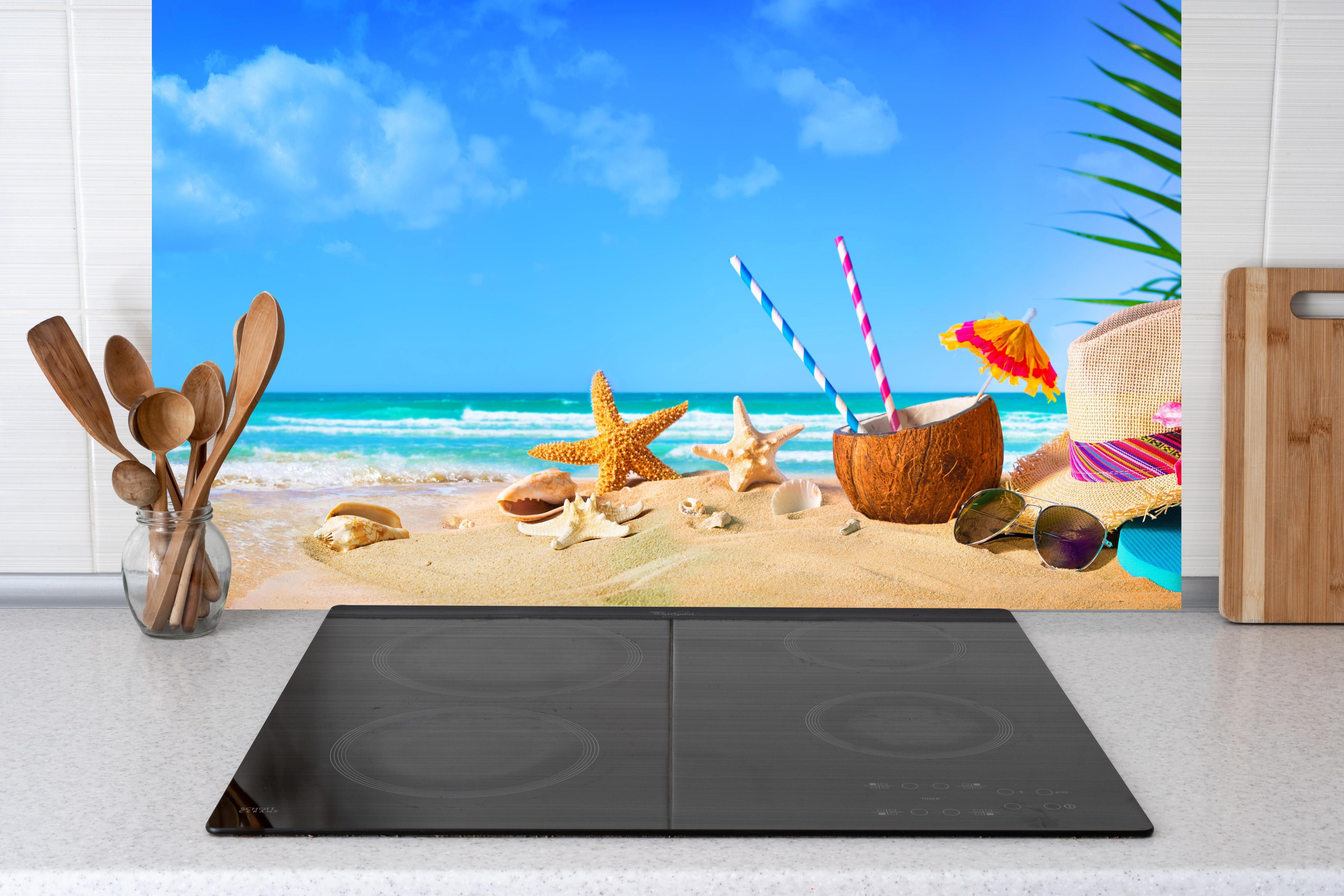 Küche - Strandaccesoires hinter Cerankochfeld und Holz-Kochutensilien