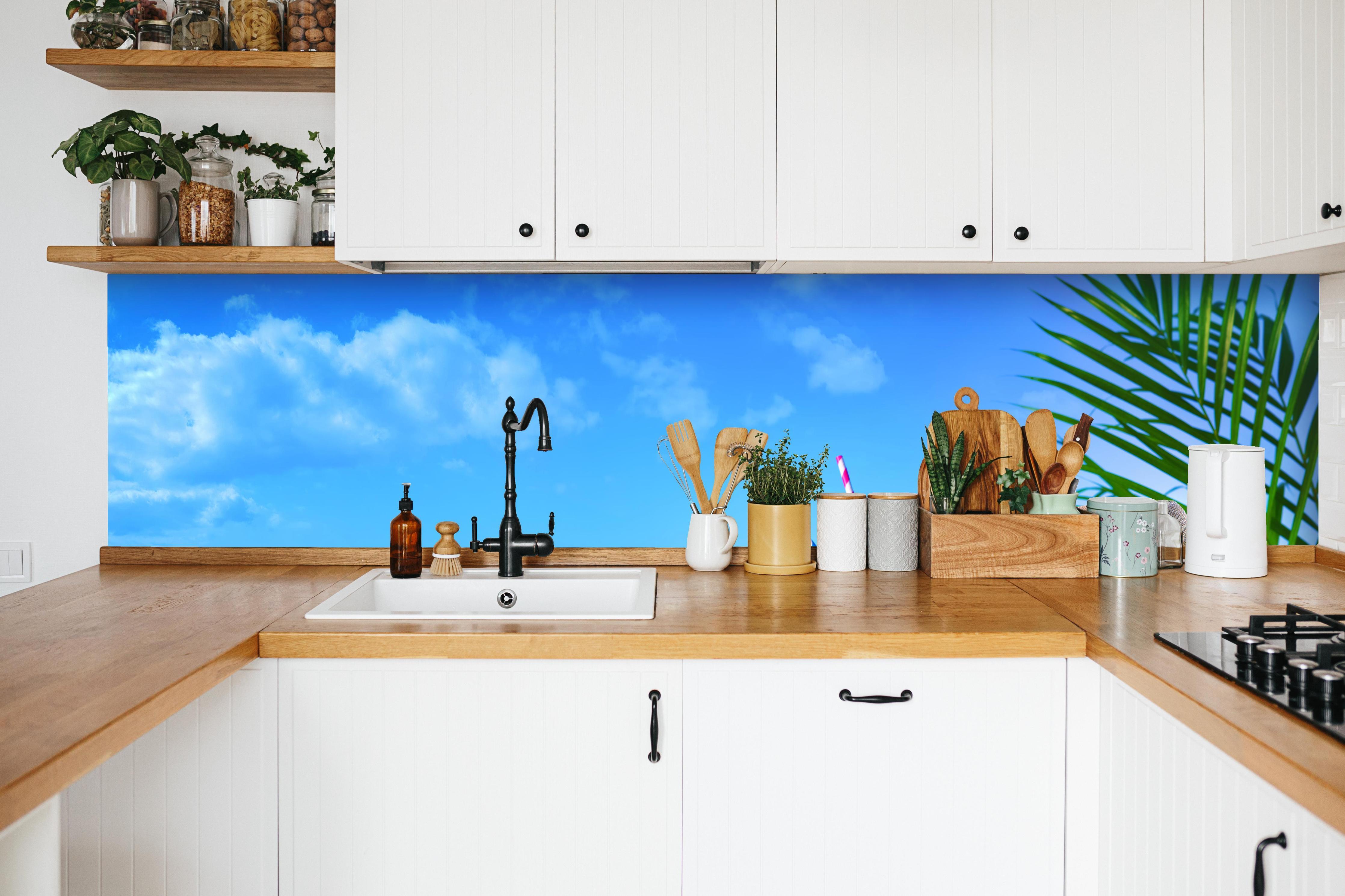 Küche - Strandaccesoires in weißer Küche hinter Gewürzen und Kochlöffeln aus Holz