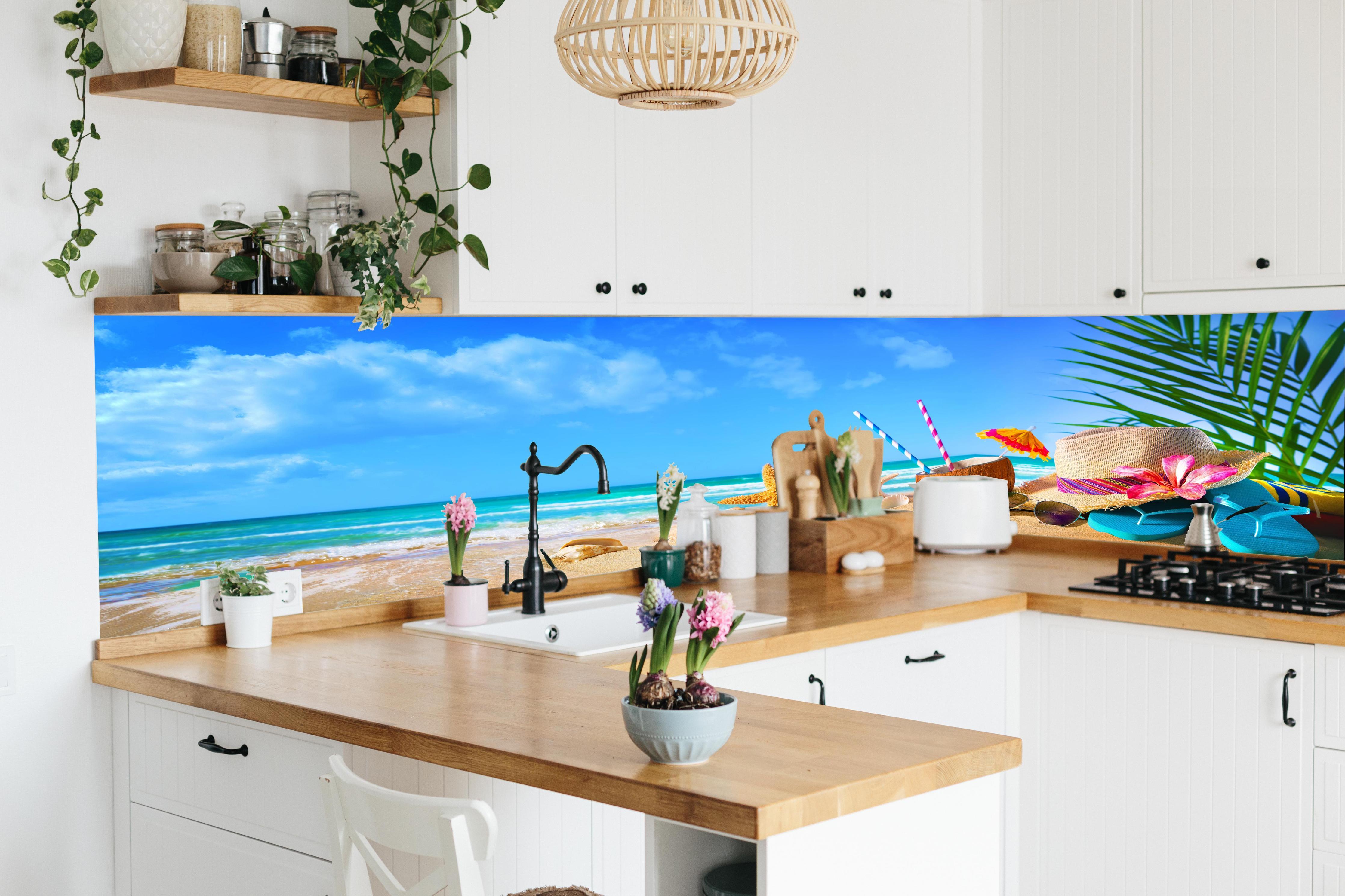 Küche - Strandaccesoires in lebendiger Küche mit bunten Blumen