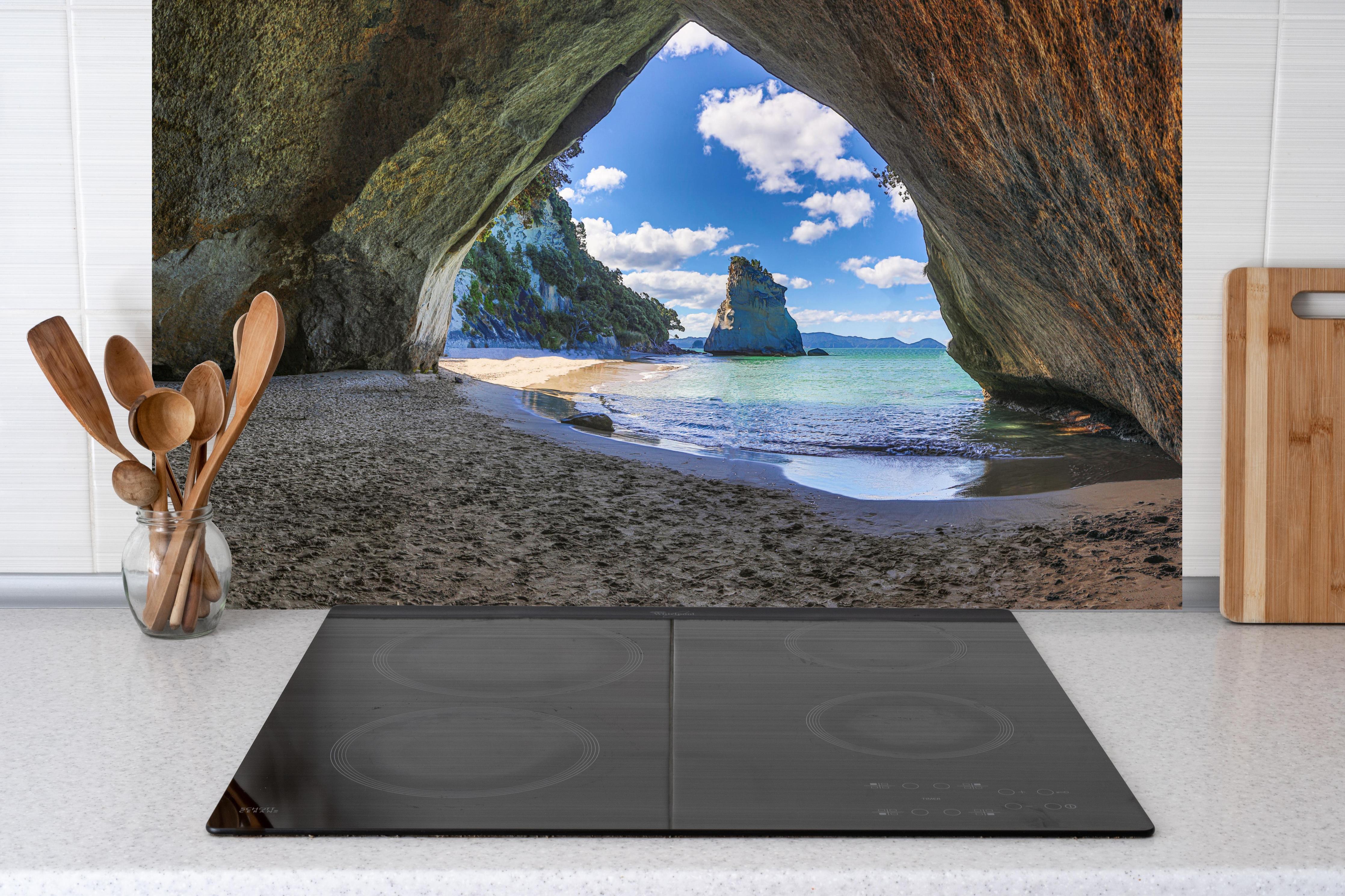 Küche - Strandblick auf Hoho-Rock hinter Cerankochfeld und Holz-Kochutensilien