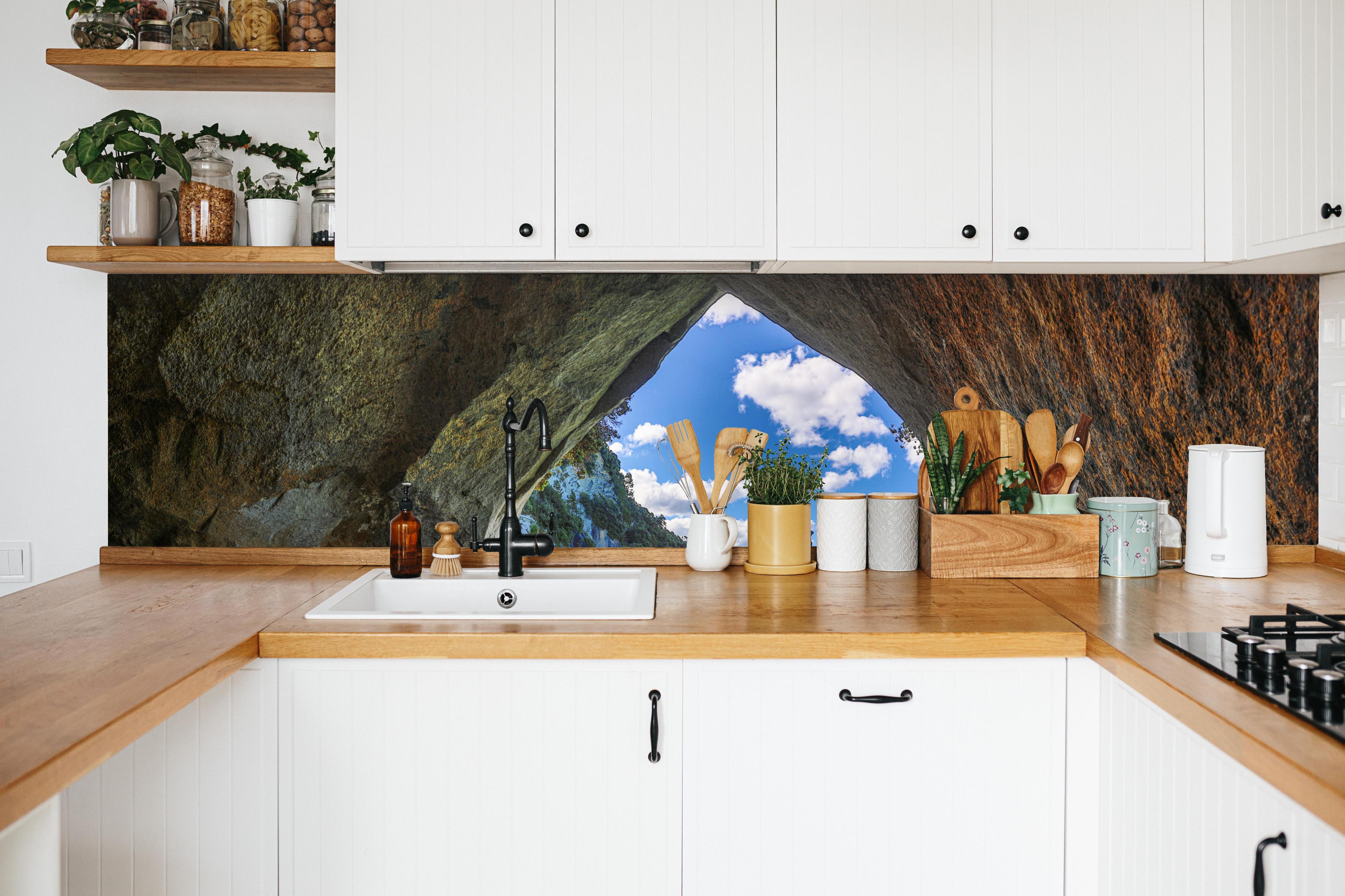 Küche - Strandblick auf Hoho-Rock in weißer Küche hinter Gewürzen und Kochlöffeln aus Holz