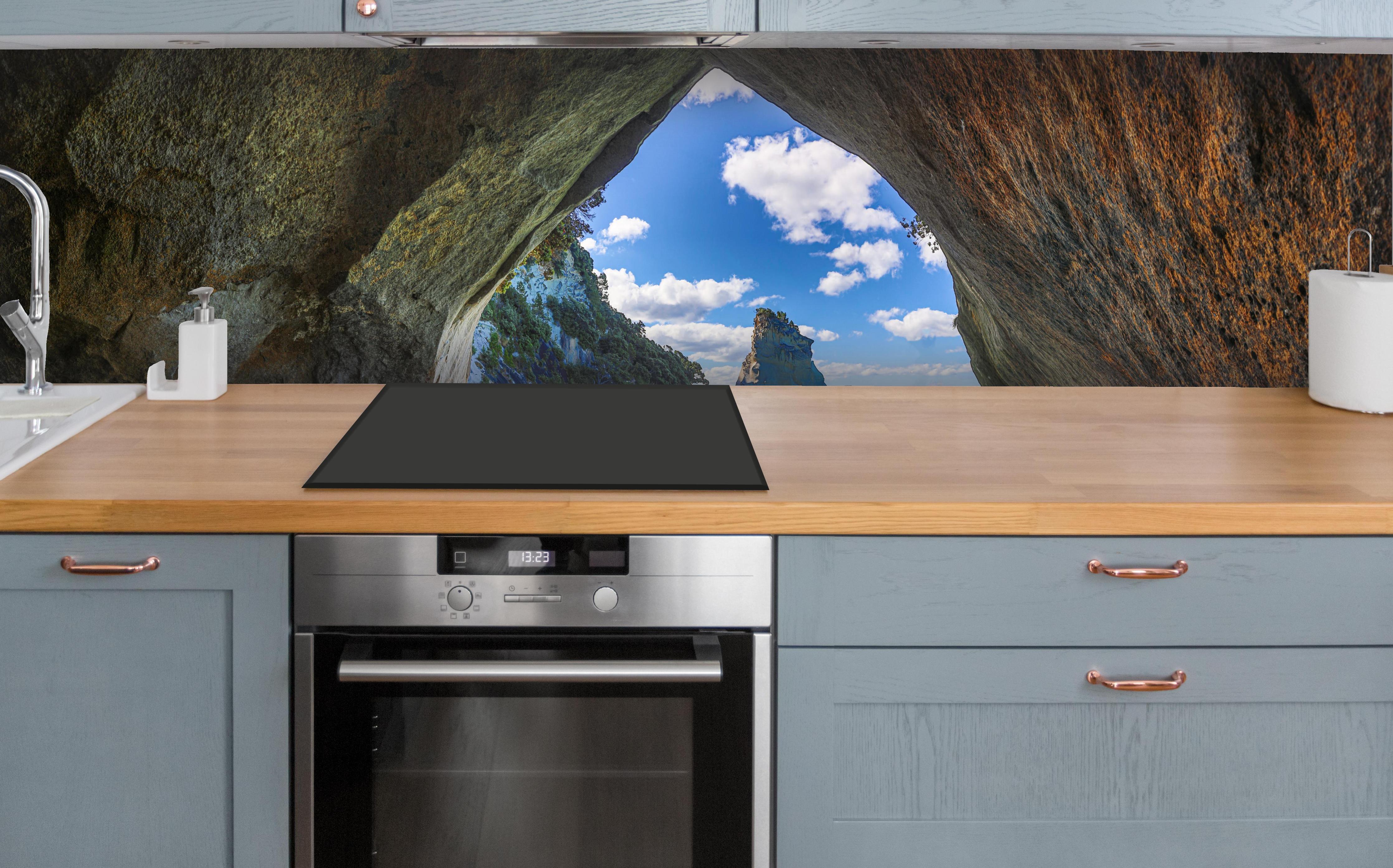 Küche - Strandblick auf Hoho-Rock über polierter Holzarbeitsplatte mit Cerankochfeld