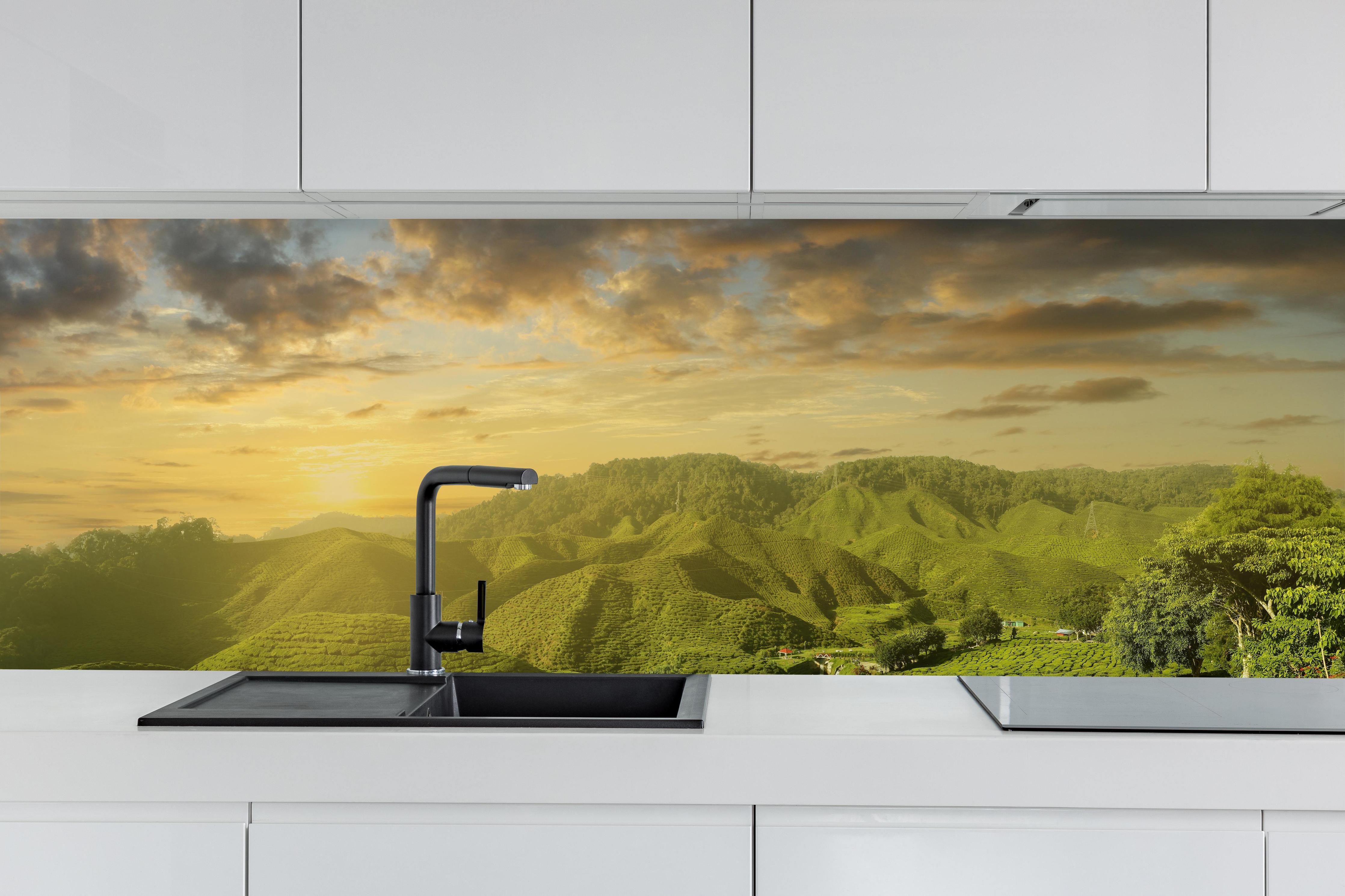 Küche - Teeplantage in Malaysia hinter weißen Hochglanz-Küchenregalen und schwarzem Wasserhahn