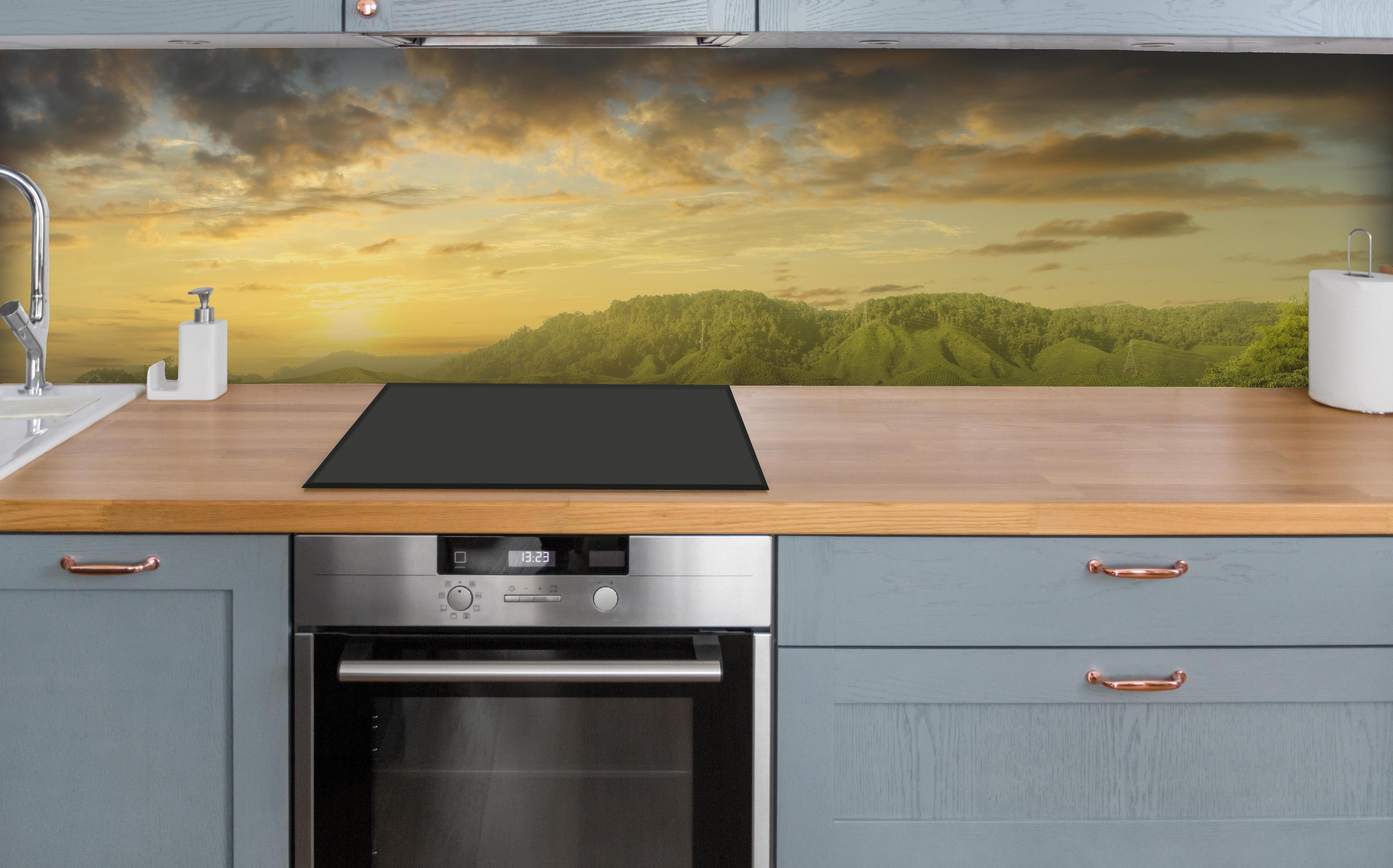 Küche - Teeplantage in Malaysia über polierter Holzarbeitsplatte mit Cerankochfeld