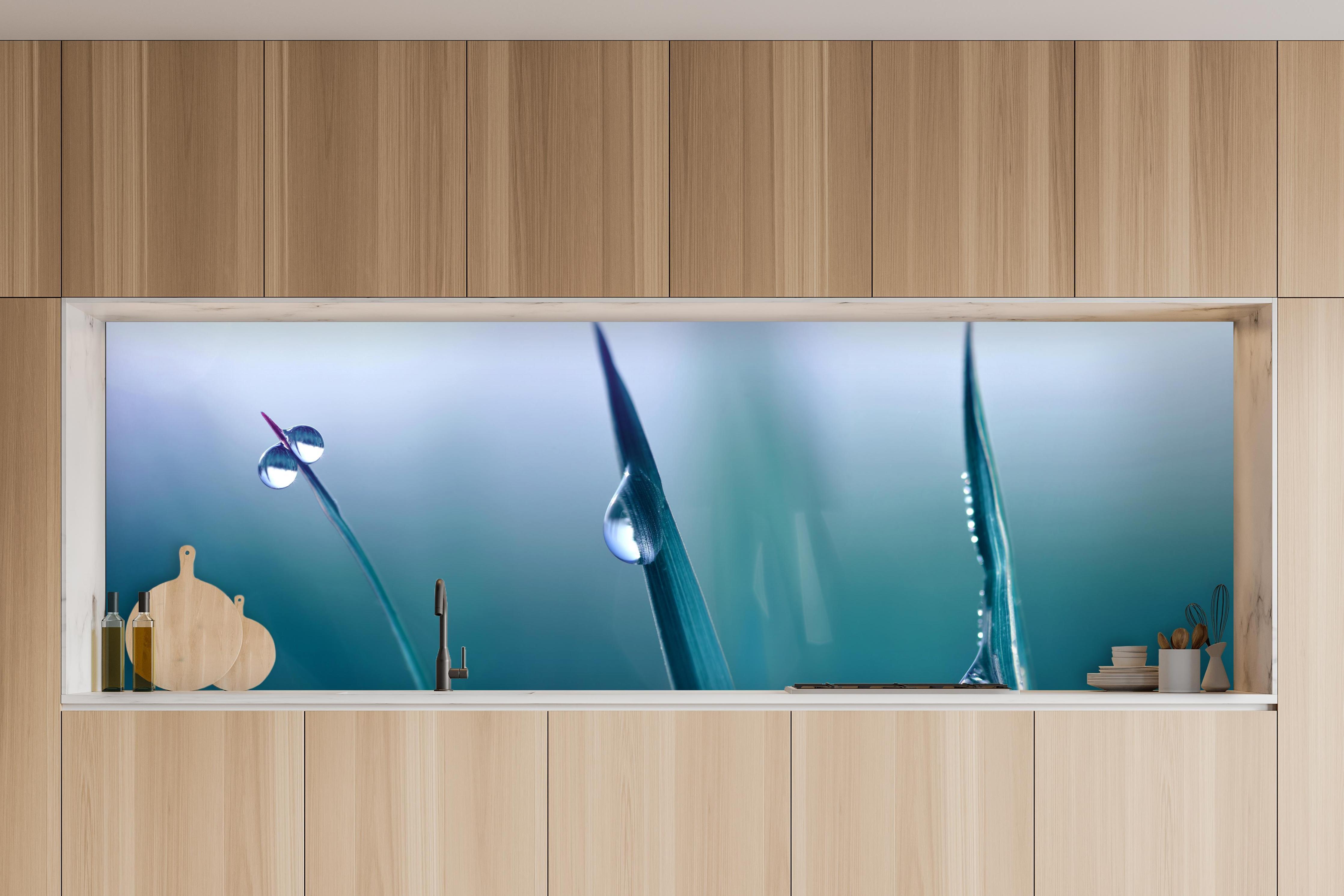 Küche - Transparente Tautropfen in charakteristischer Vollholz-Küche mit modernem Gasherd