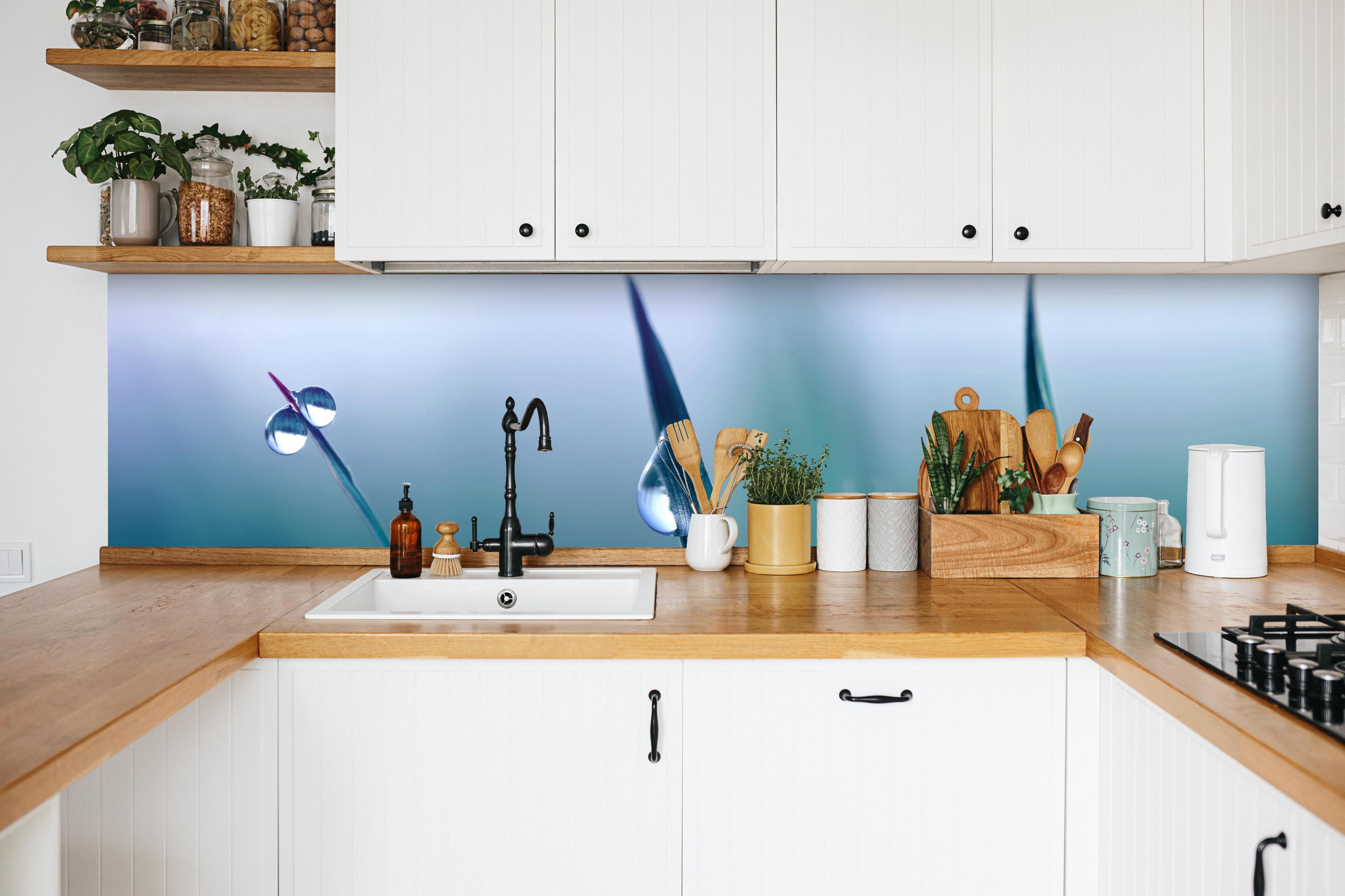 Küche - Transparente Tautropfen in weißer Küche hinter Gewürzen und Kochlöffeln aus Holz