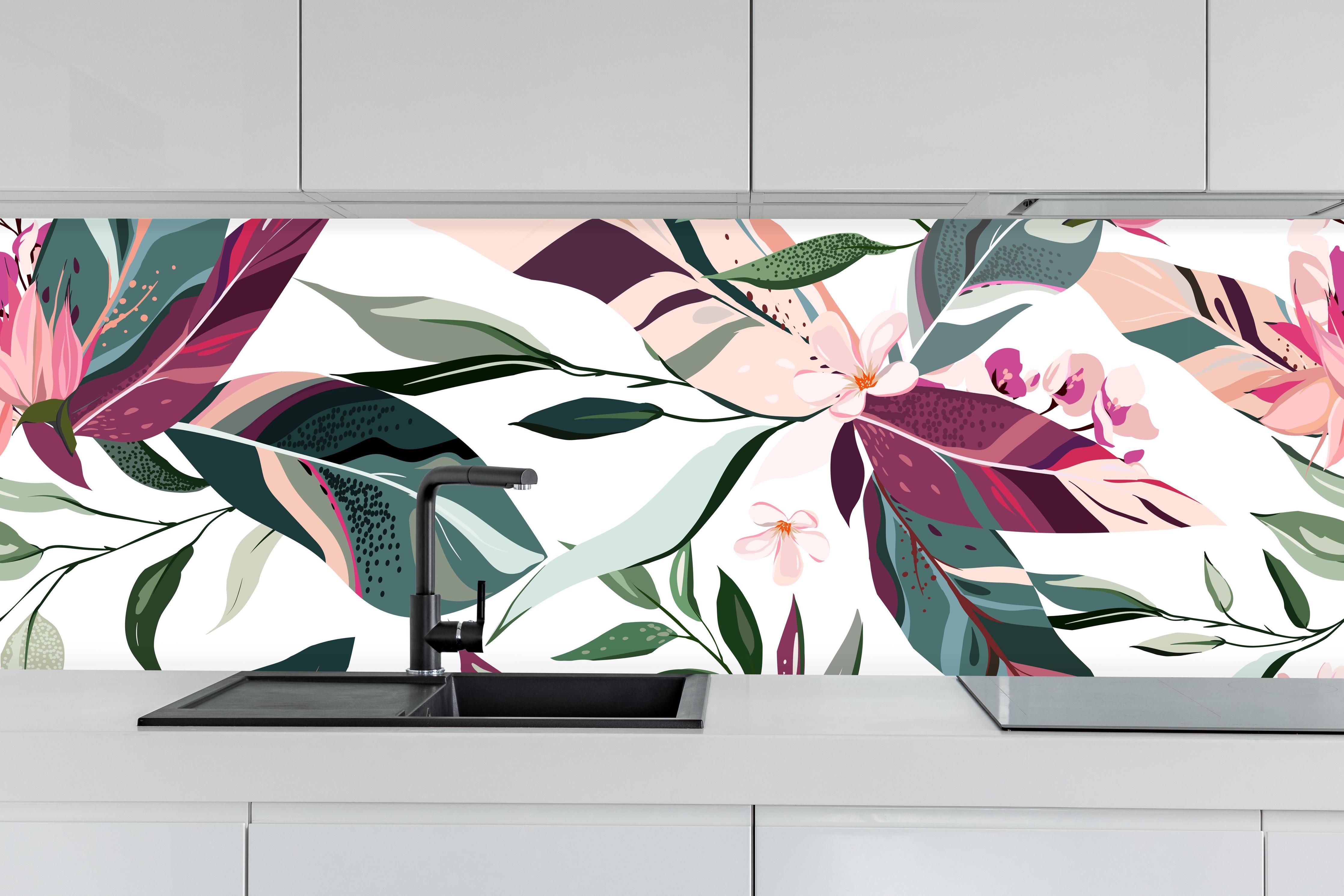 Küche - Tropische Blumenkunst hinter weißen Hochglanz-Küchenregalen und schwarzem Wasserhahn