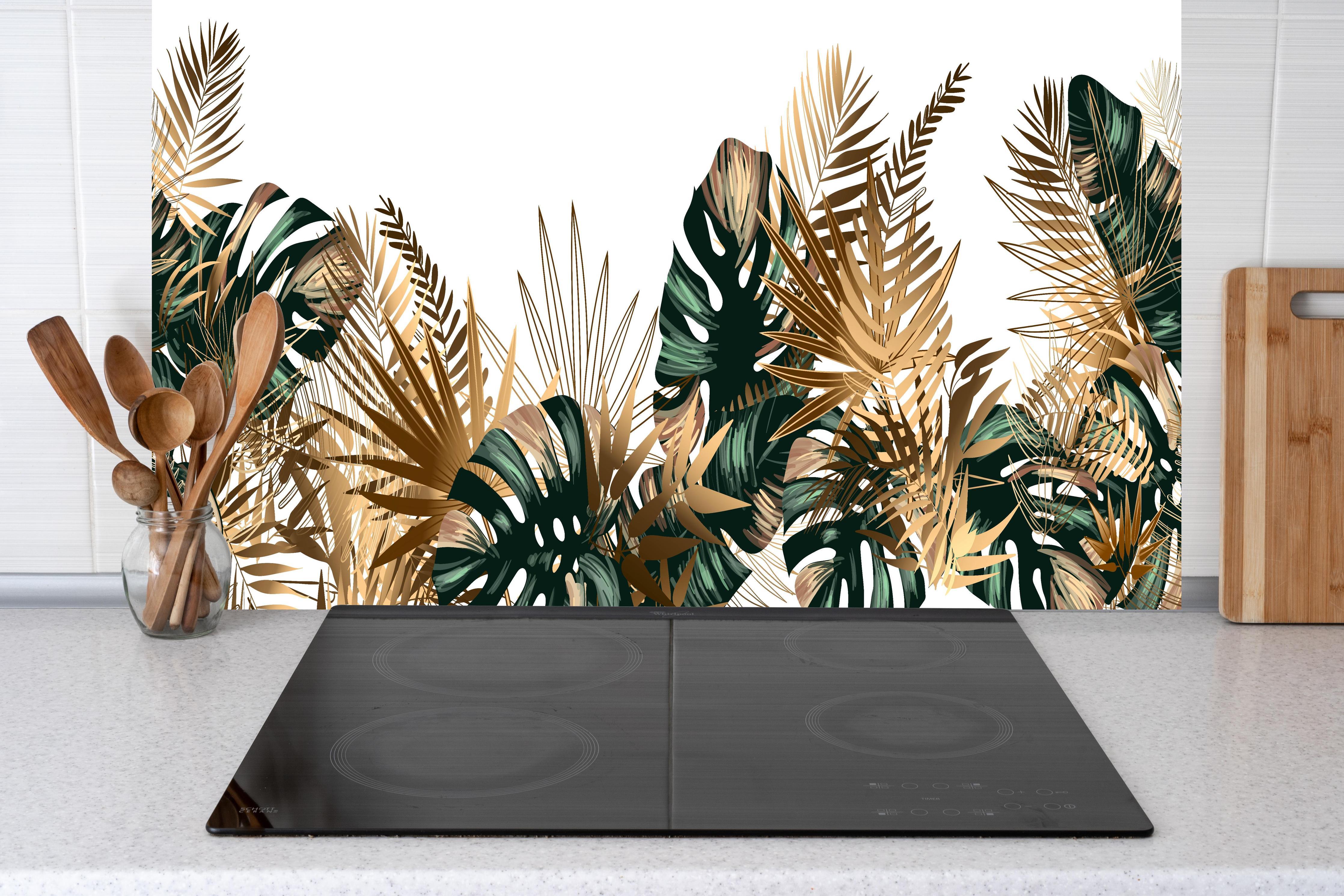 Küche - Tropische Gold-Palmen Dekor hinter Cerankochfeld und Holz-Kochutensilien