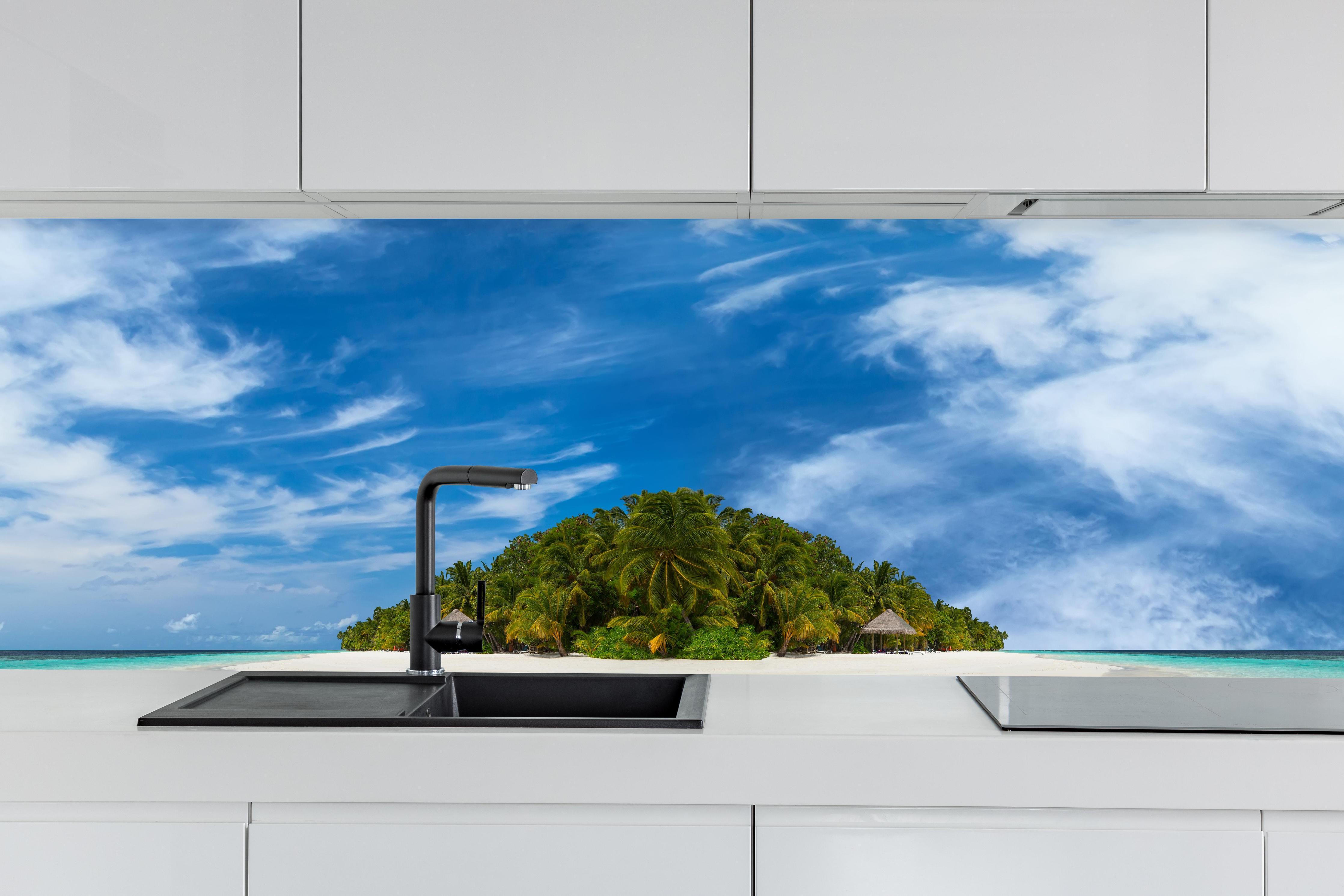 Küche - Tropische Insel mit Kokospalmen hinter weißen Hochglanz-Küchenregalen und schwarzem Wasserhahn