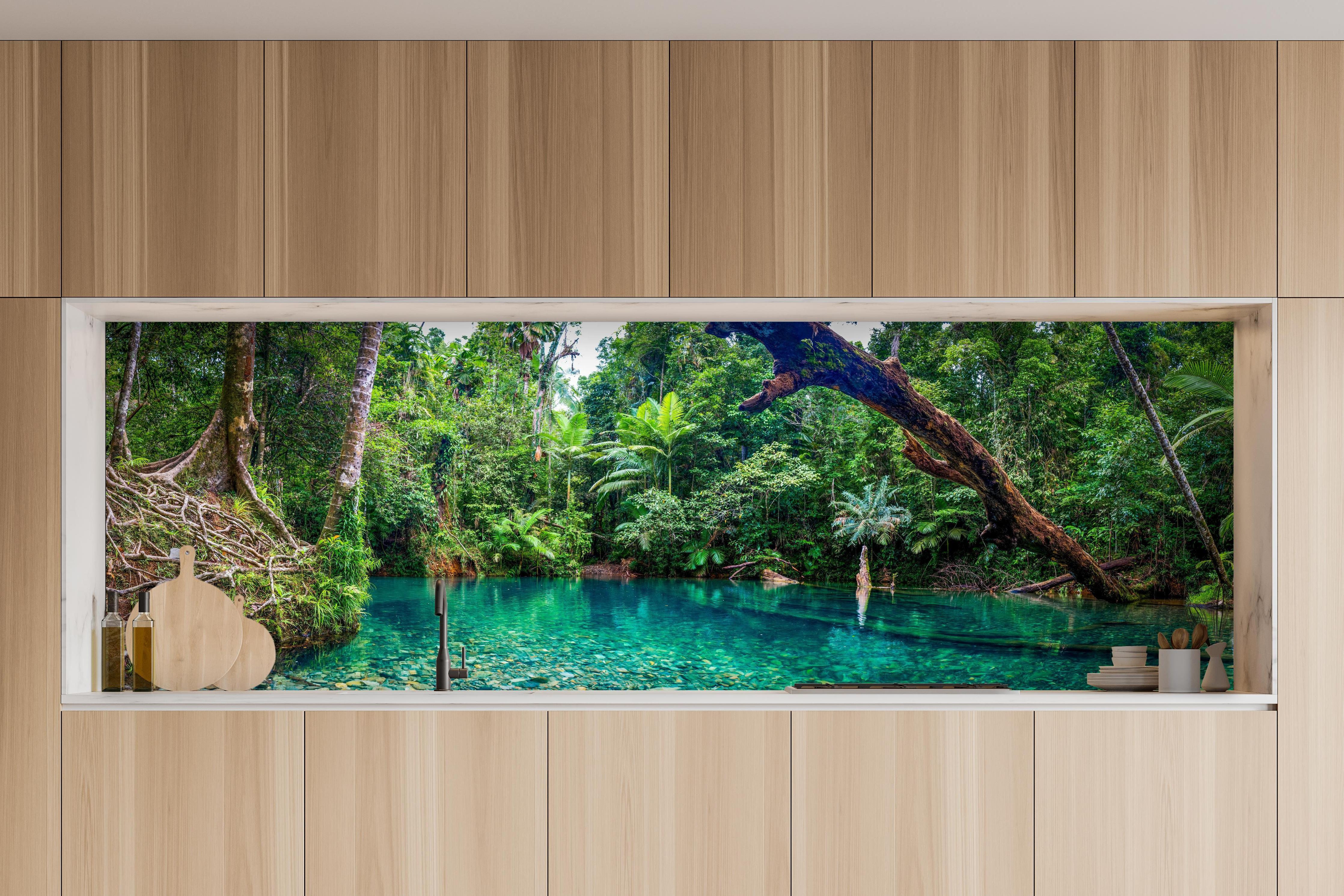 Küche - Tropischer Bach mit klarem Wasser in charakteristischer Vollholz-Küche mit modernem Gasherd