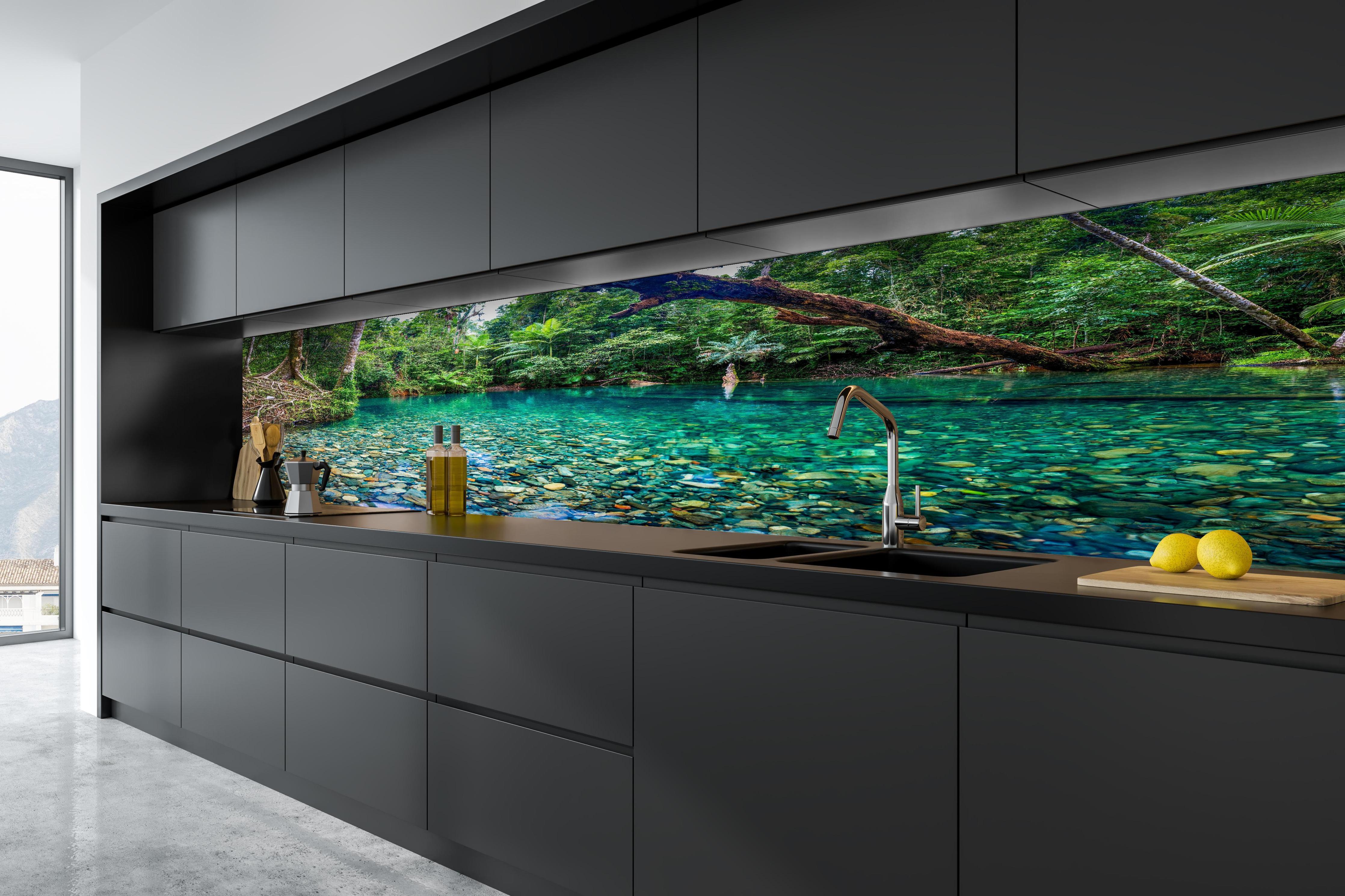 Küche - Tropischer Bach mit klarem Wasser in tiefschwarzer matt-premium Einbauküche