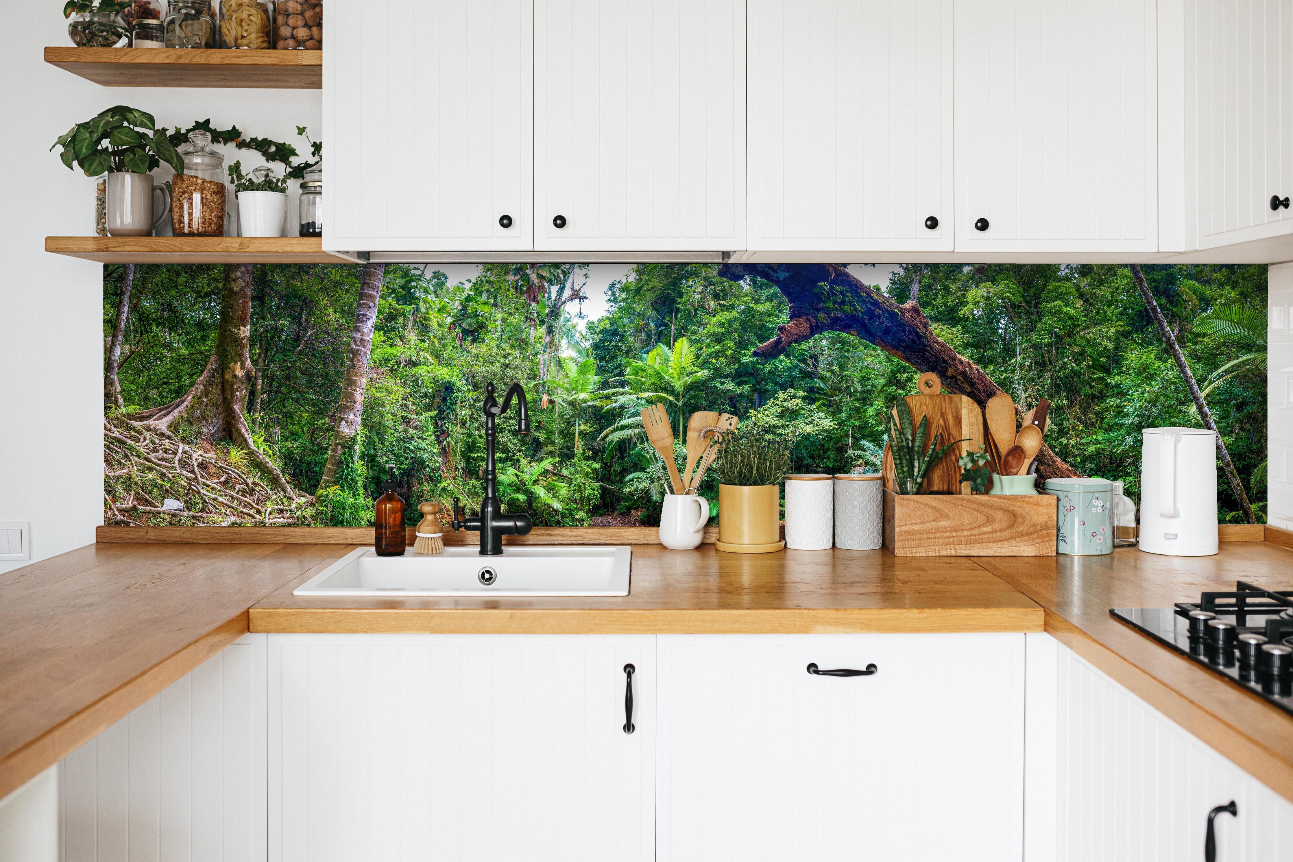 Küche - Tropischer Bach mit klarem Wasser in weißer Küche hinter Gewürzen und Kochlöffeln aus Holz