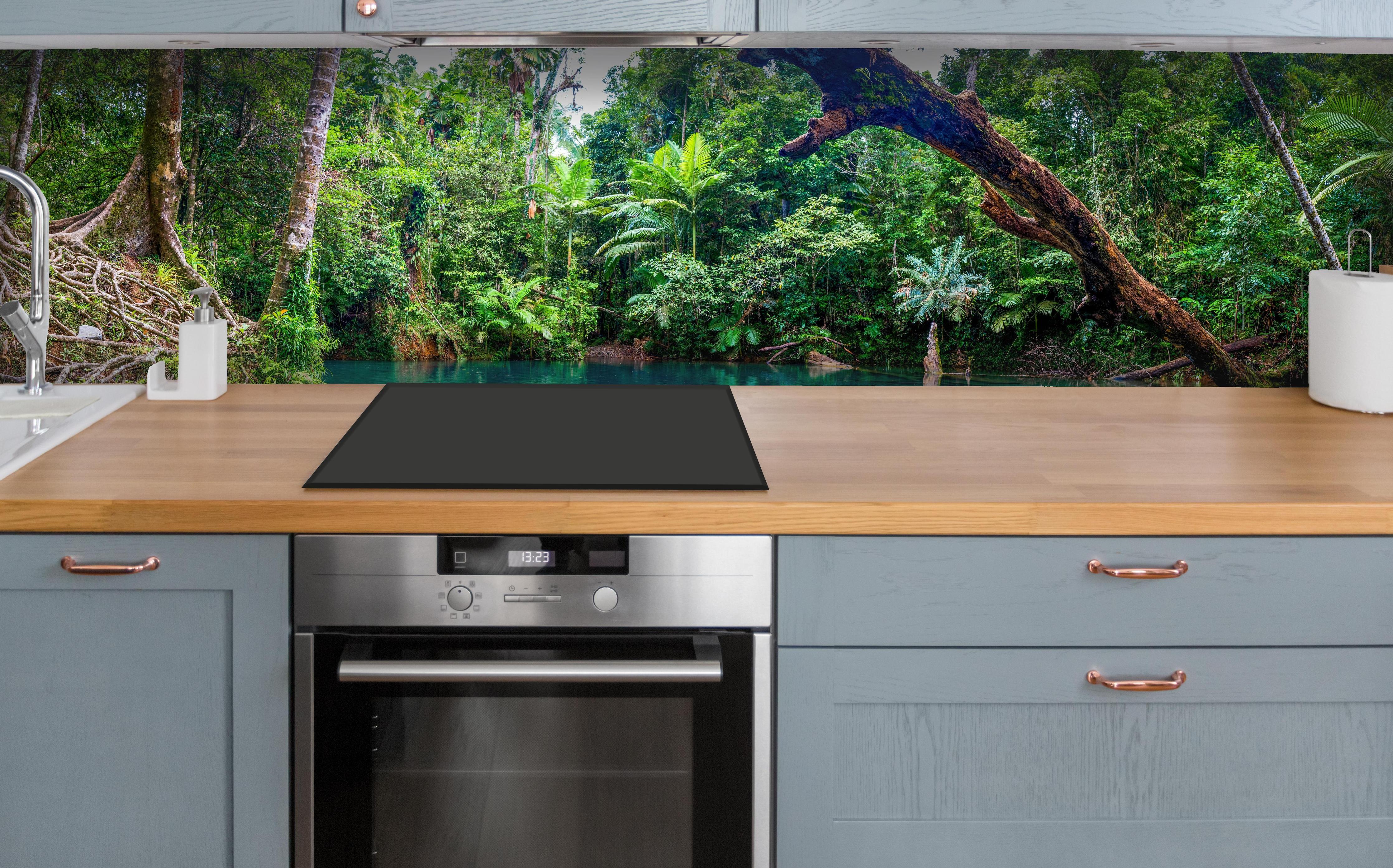 Küche - Tropischer Bach mit klarem Wasser über polierter Holzarbeitsplatte mit Cerankochfeld