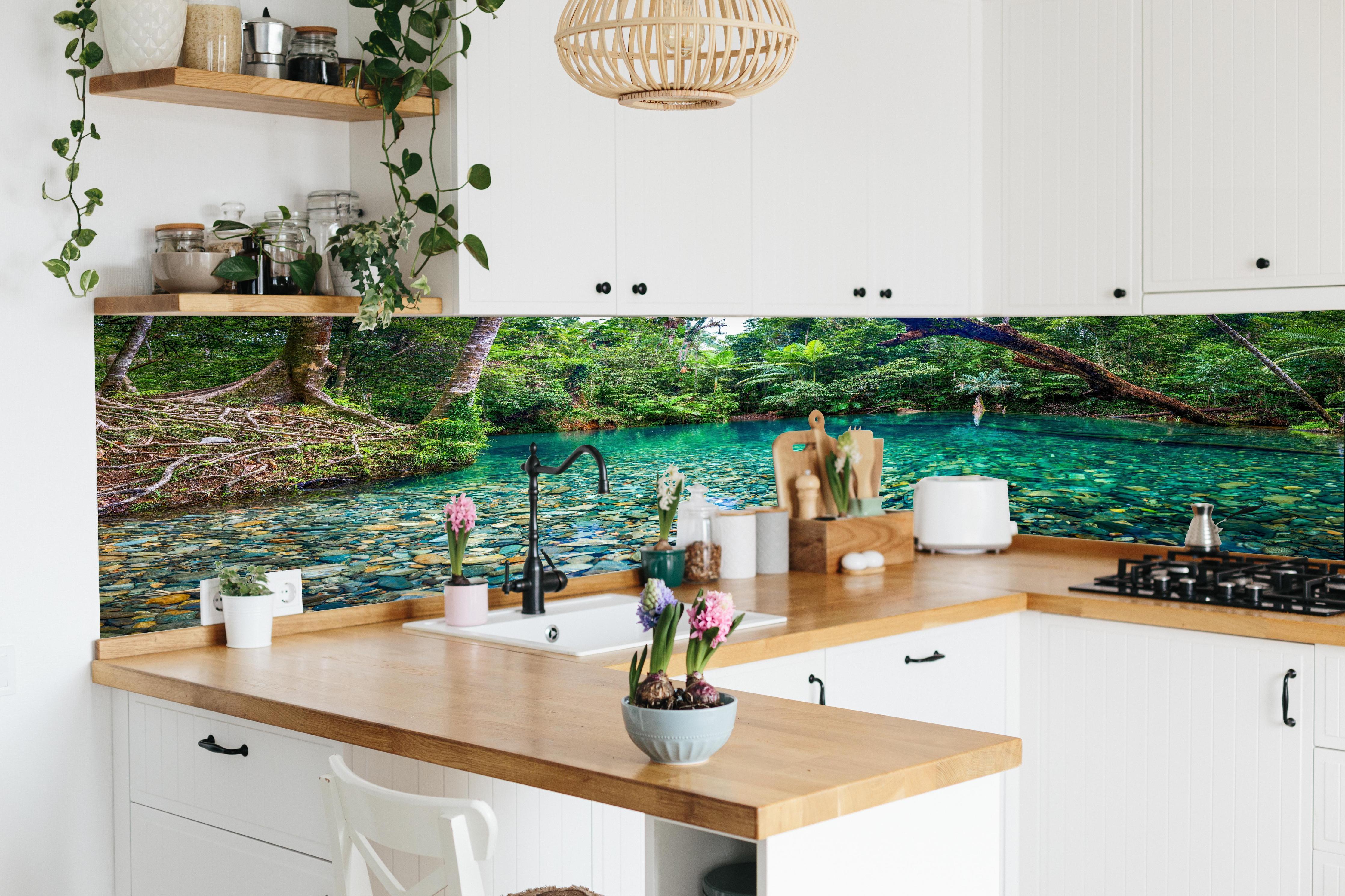 Küche - Tropischer Bach mit klarem Wasser in lebendiger Küche mit bunten Blumen