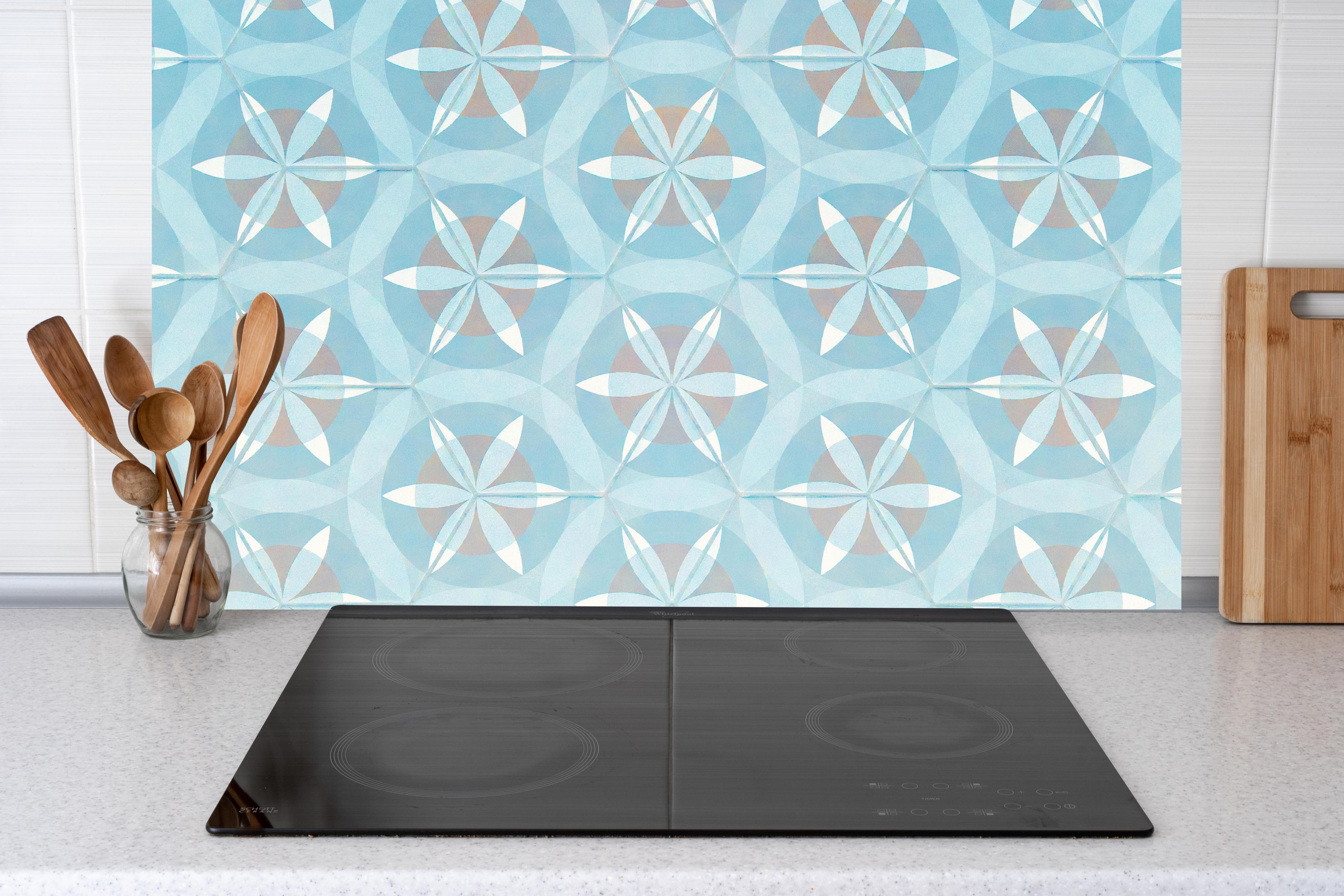 Küche - Türkis-Braun Vintage geometrisch Mosaik hinter Cerankochfeld und Holz-Kochutensilien