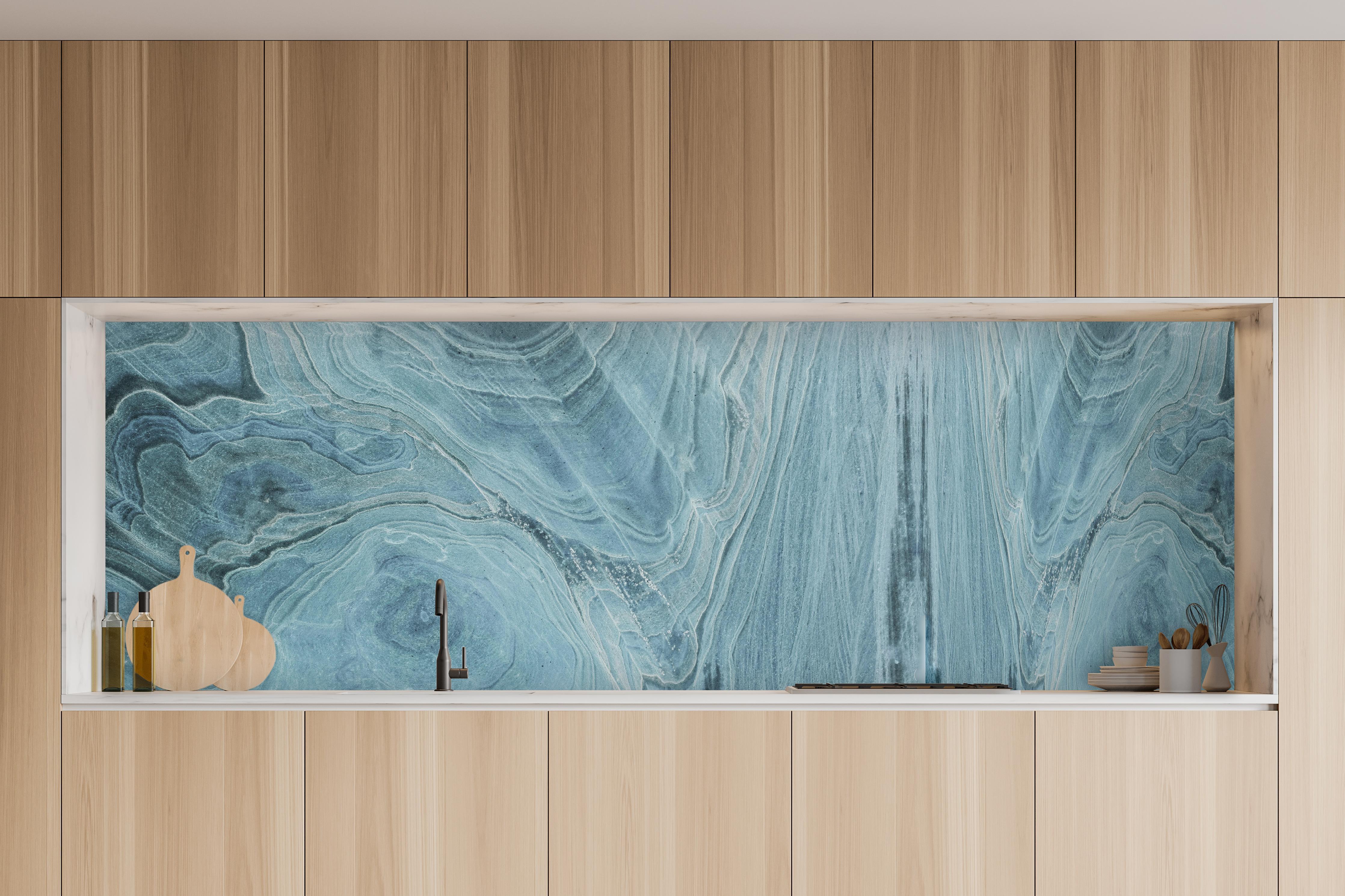 Küche - Türkis-Weißer Marmor in charakteristischer Vollholz-Küche mit modernem Gasherd