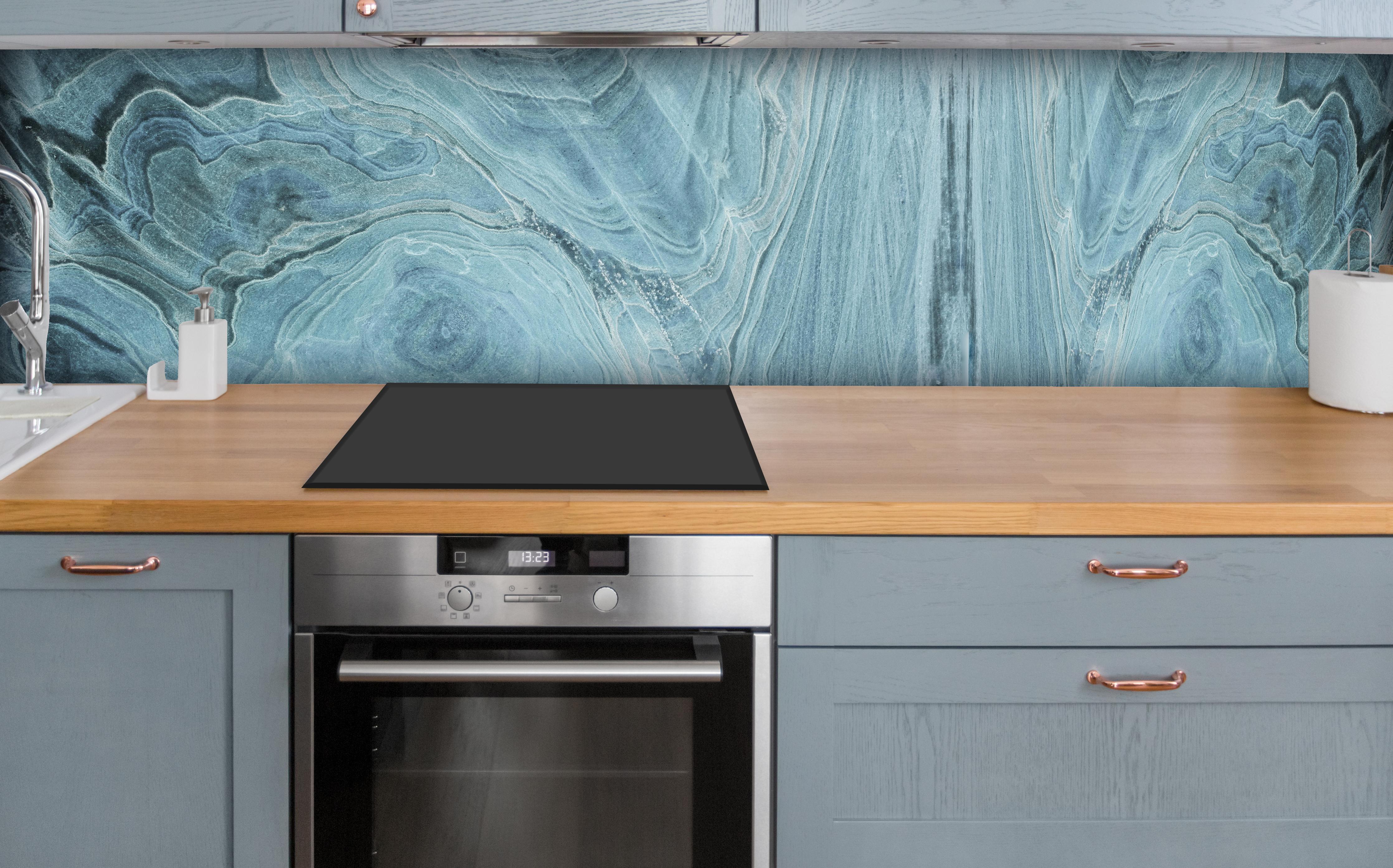 Küche - Türkis-Weißer Marmor über polierter Holzarbeitsplatte mit Cerankochfeld