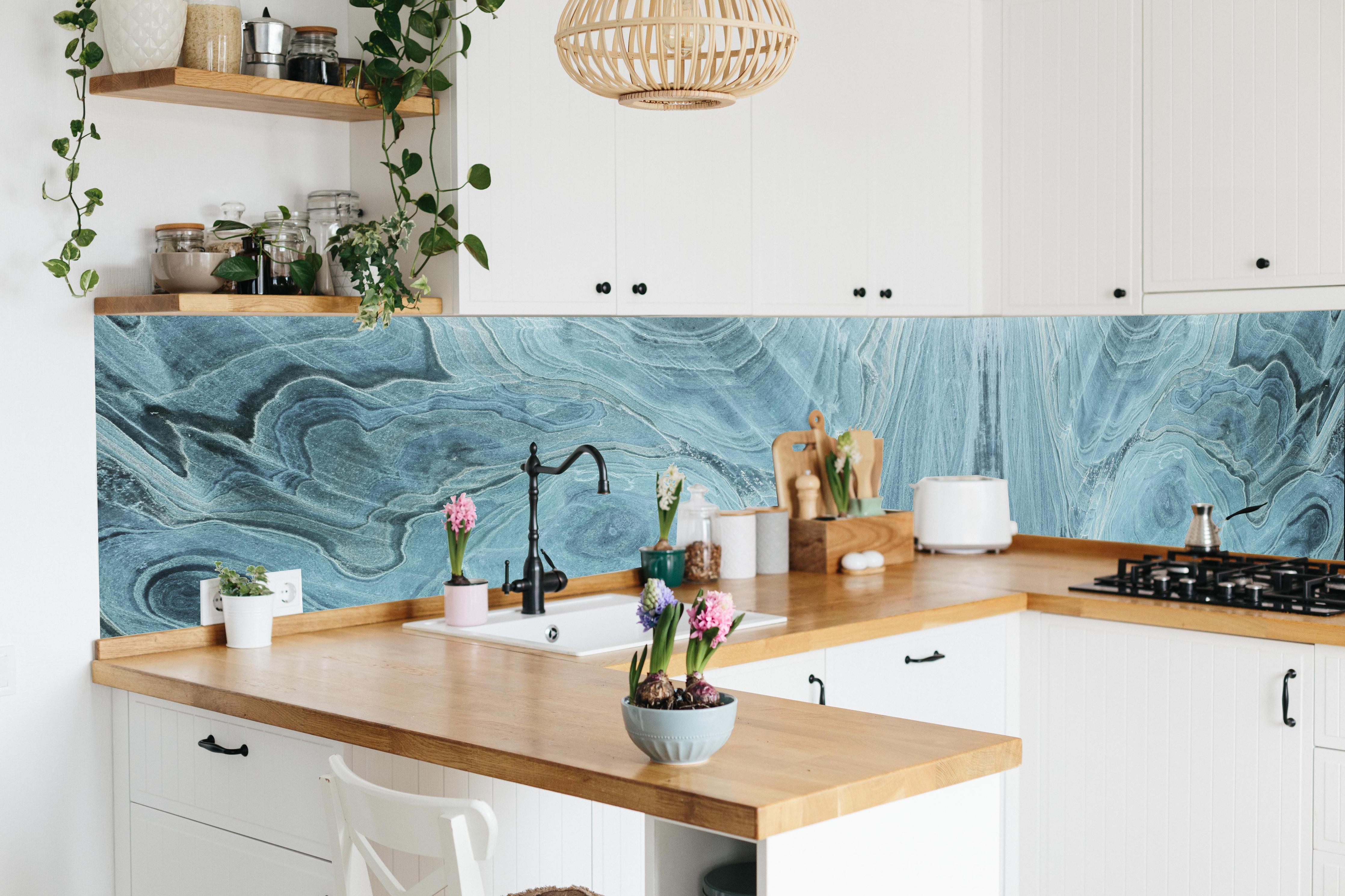 Küche - Türkis-Weißer Marmor in lebendiger Küche mit bunten Blumen