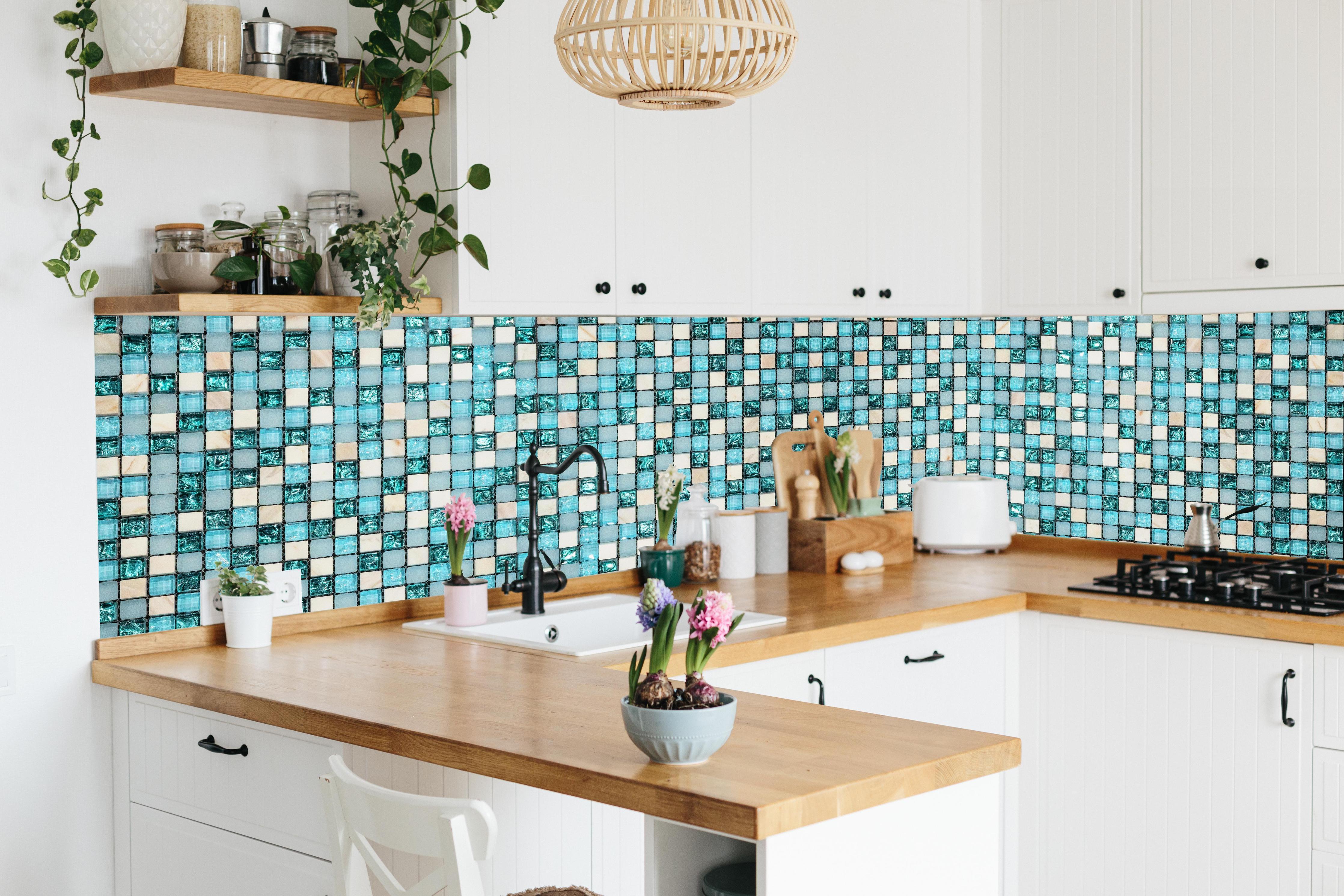 Küche - Türkis-Weißes Aquamarin Mosaik in lebendiger Küche mit bunten Blumen