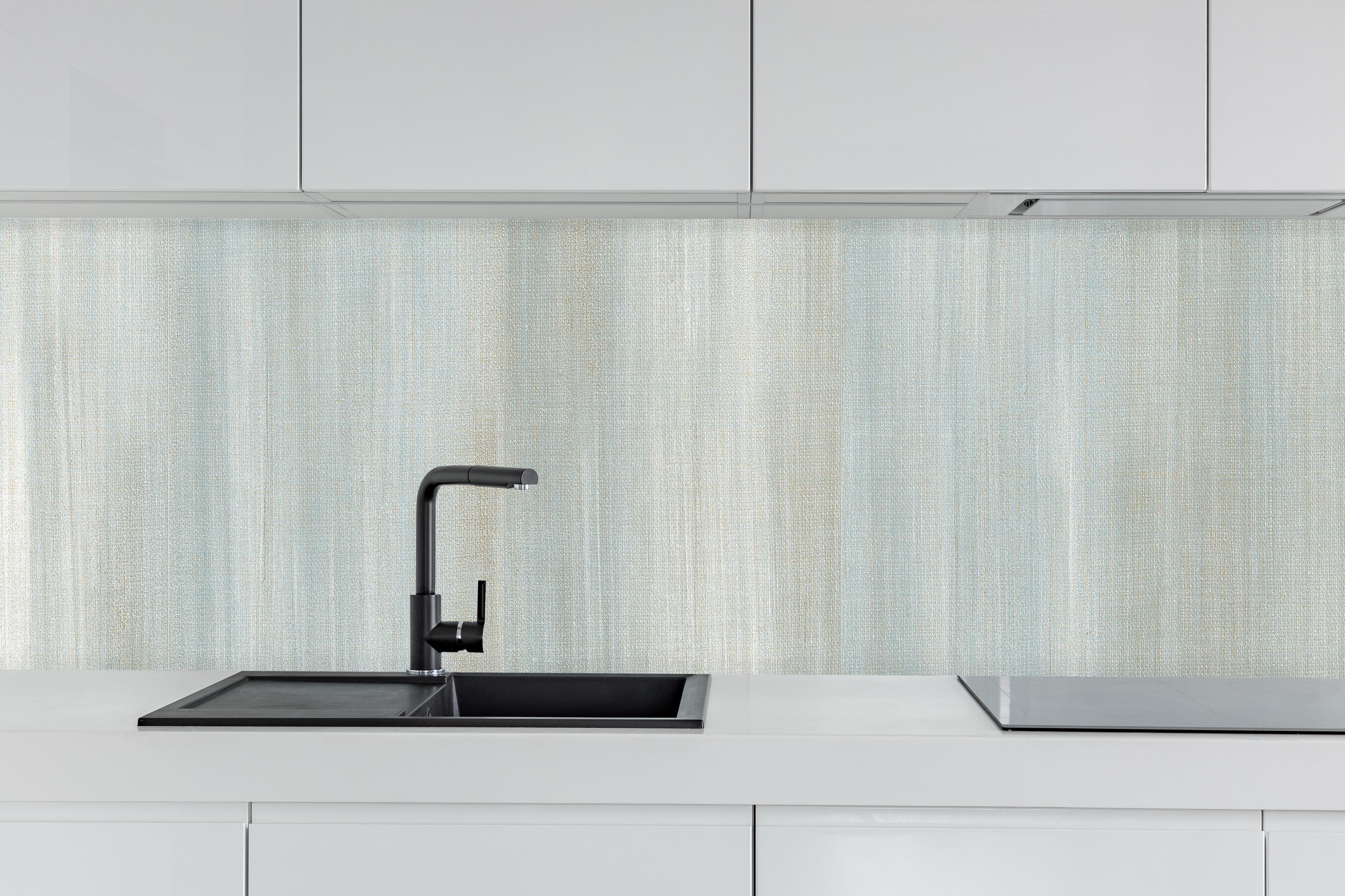 Küche - Türkis gräulicher Struktur-Tapete hinter weißen Hochglanz-Küchenregalen und schwarzem Wasserhahn