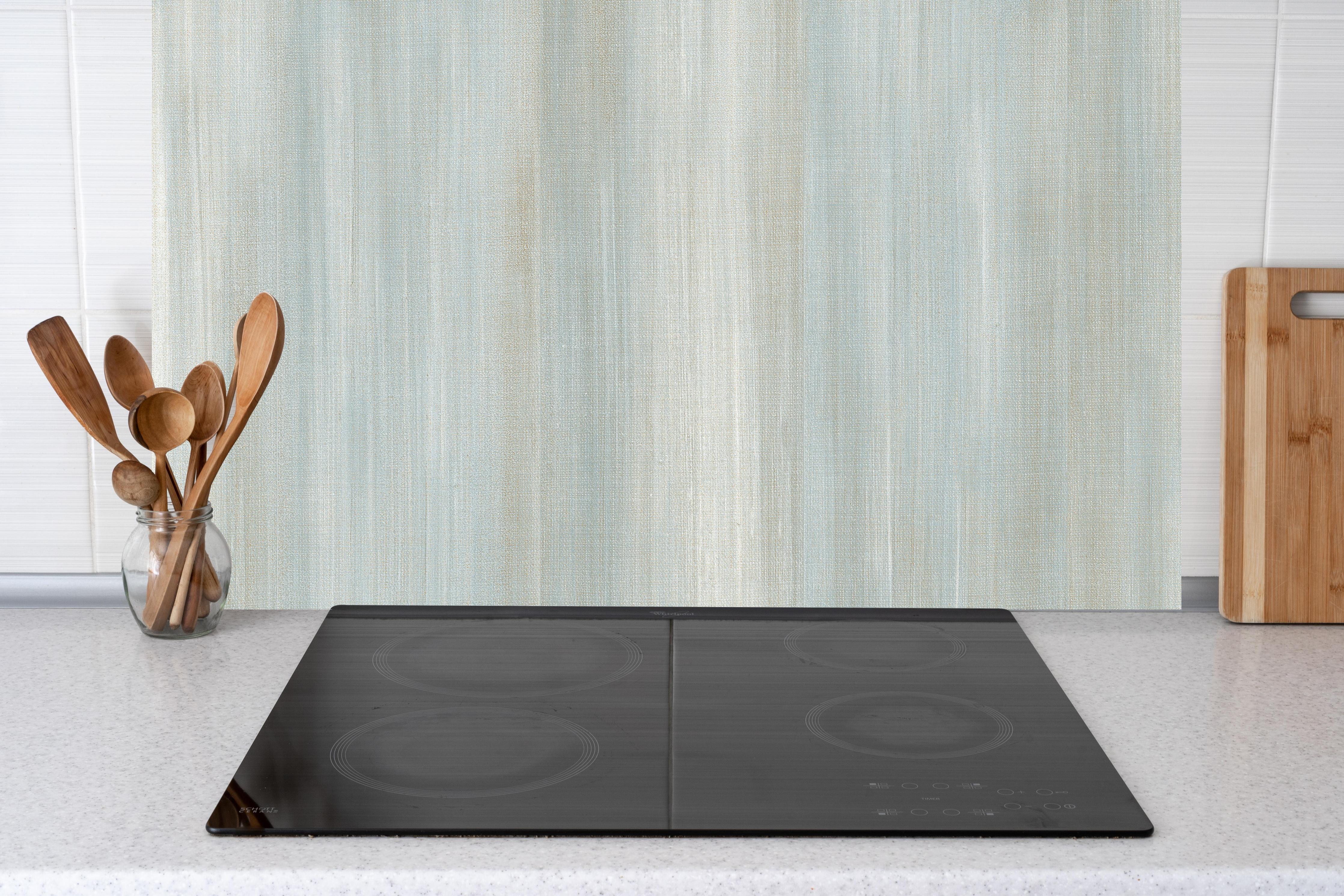 Küche - Türkis gräulicher Struktur-Tapete hinter Cerankochfeld und Holz-Kochutensilien