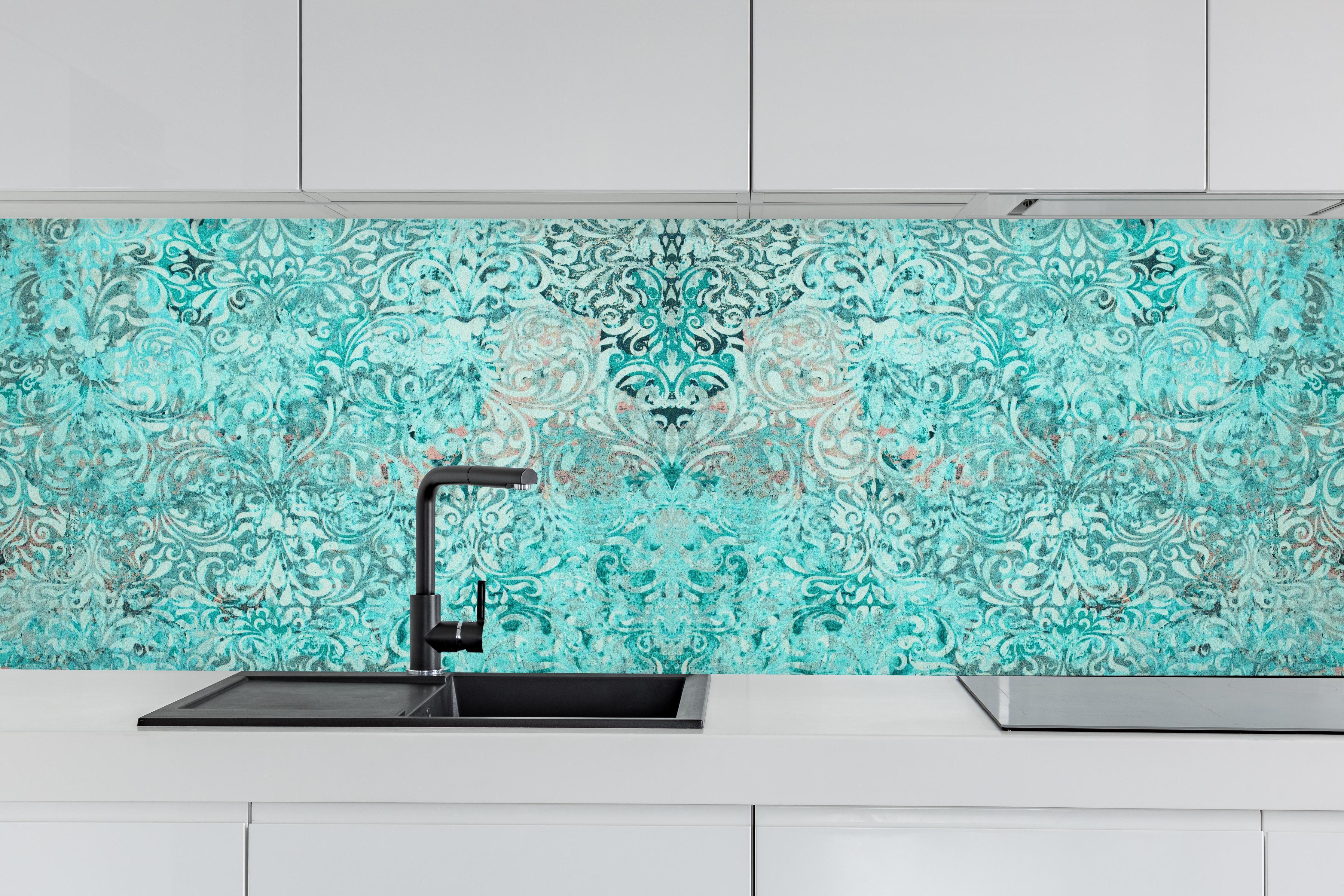 Küche - Türkise Vintage Tapete hinter weißen Hochglanz-Küchenregalen und schwarzem Wasserhahn