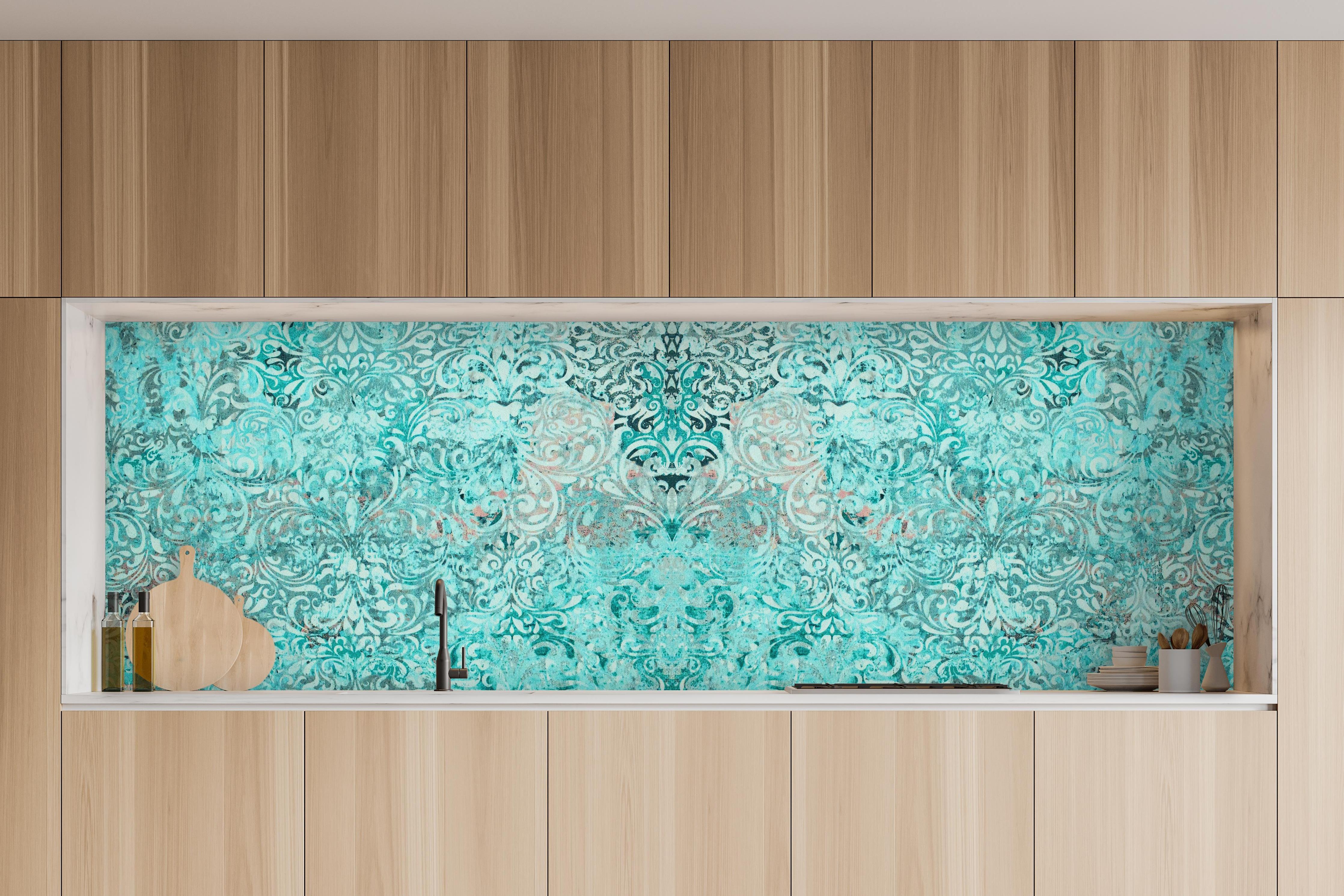 Küche - Türkise Vintage Tapete in charakteristischer Vollholz-Küche mit modernem Gasherd