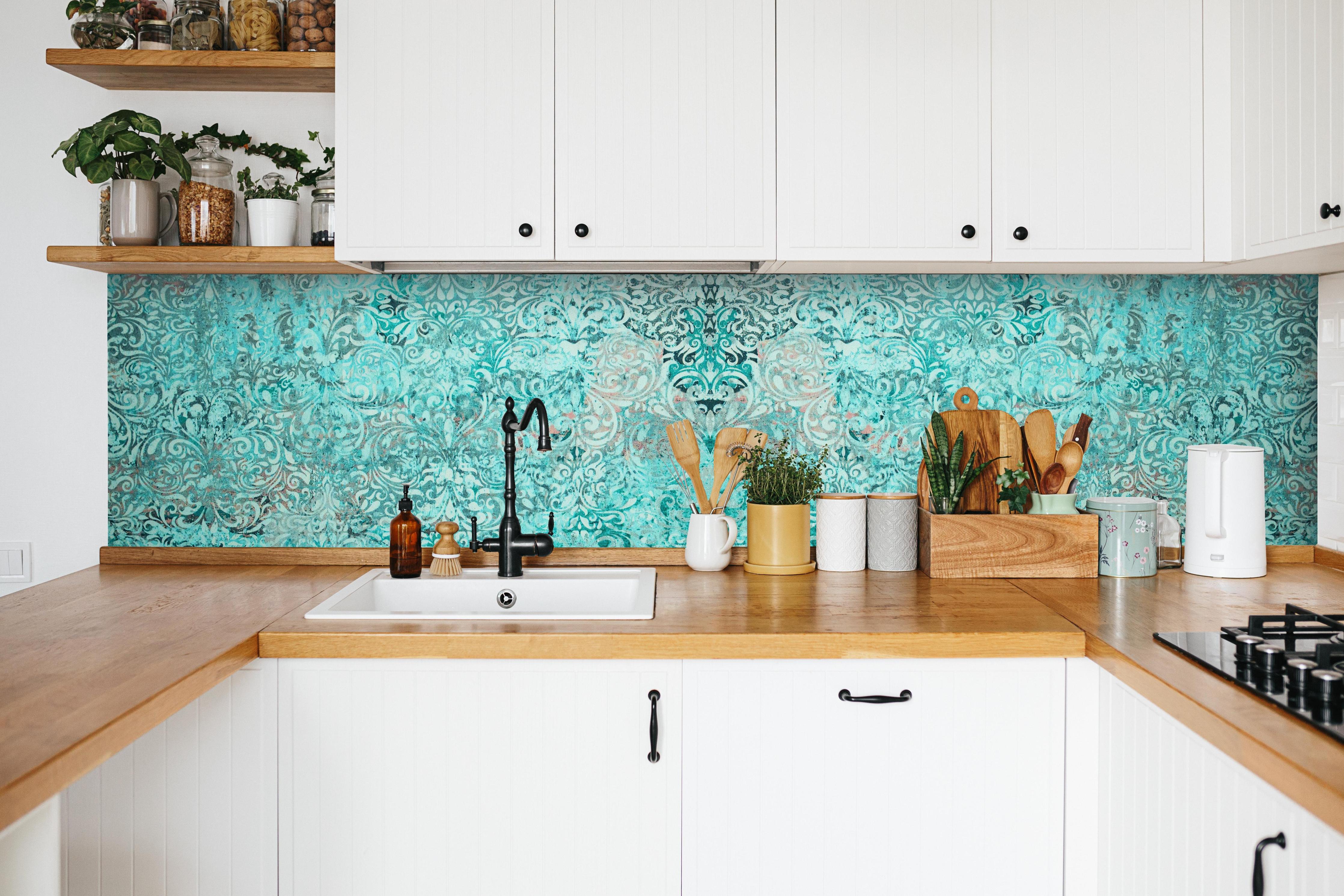 Küche - Türkise Vintage Tapete in weißer Küche hinter Gewürzen und Kochlöffeln aus Holz