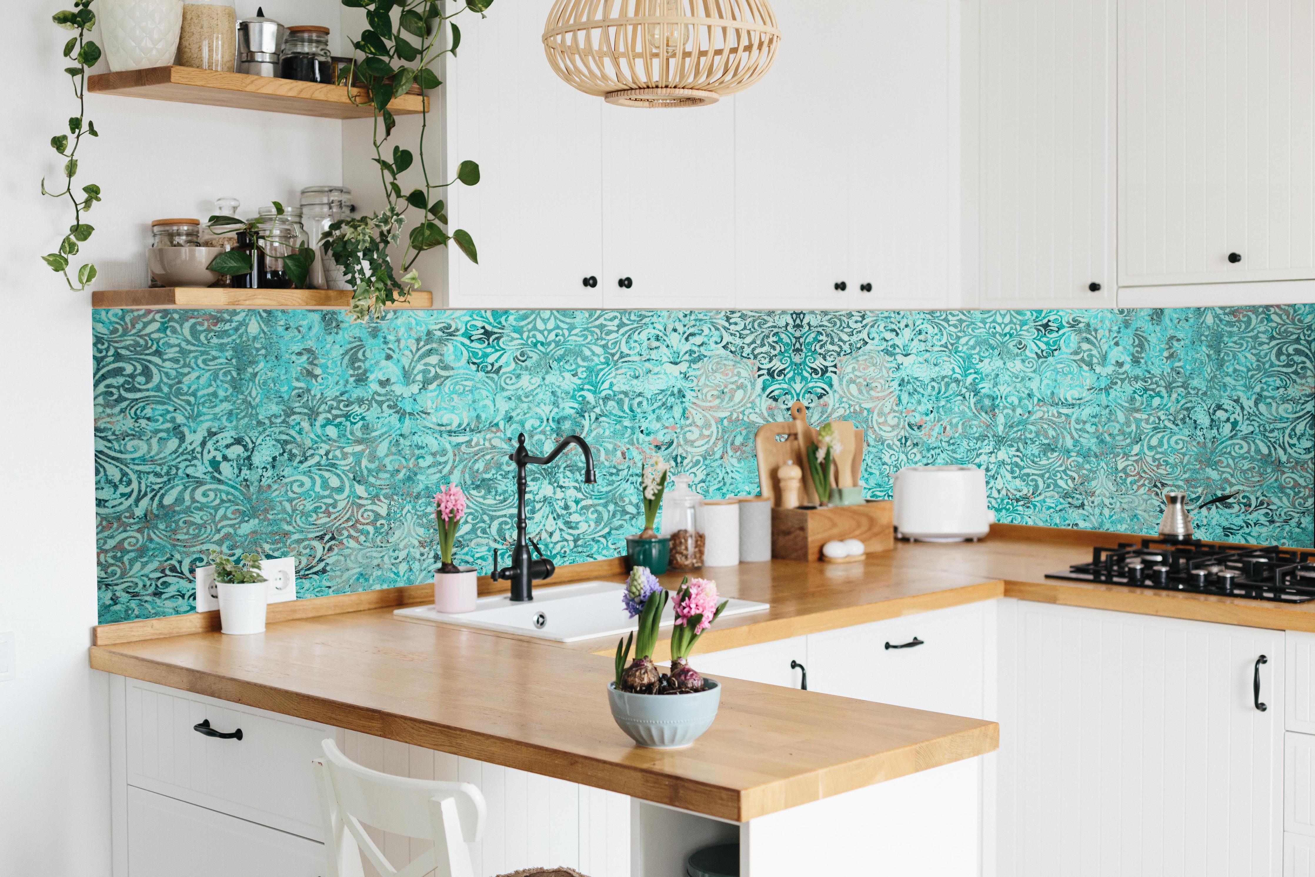 Küche - Türkise Vintage Tapete in lebendiger Küche mit bunten Blumen