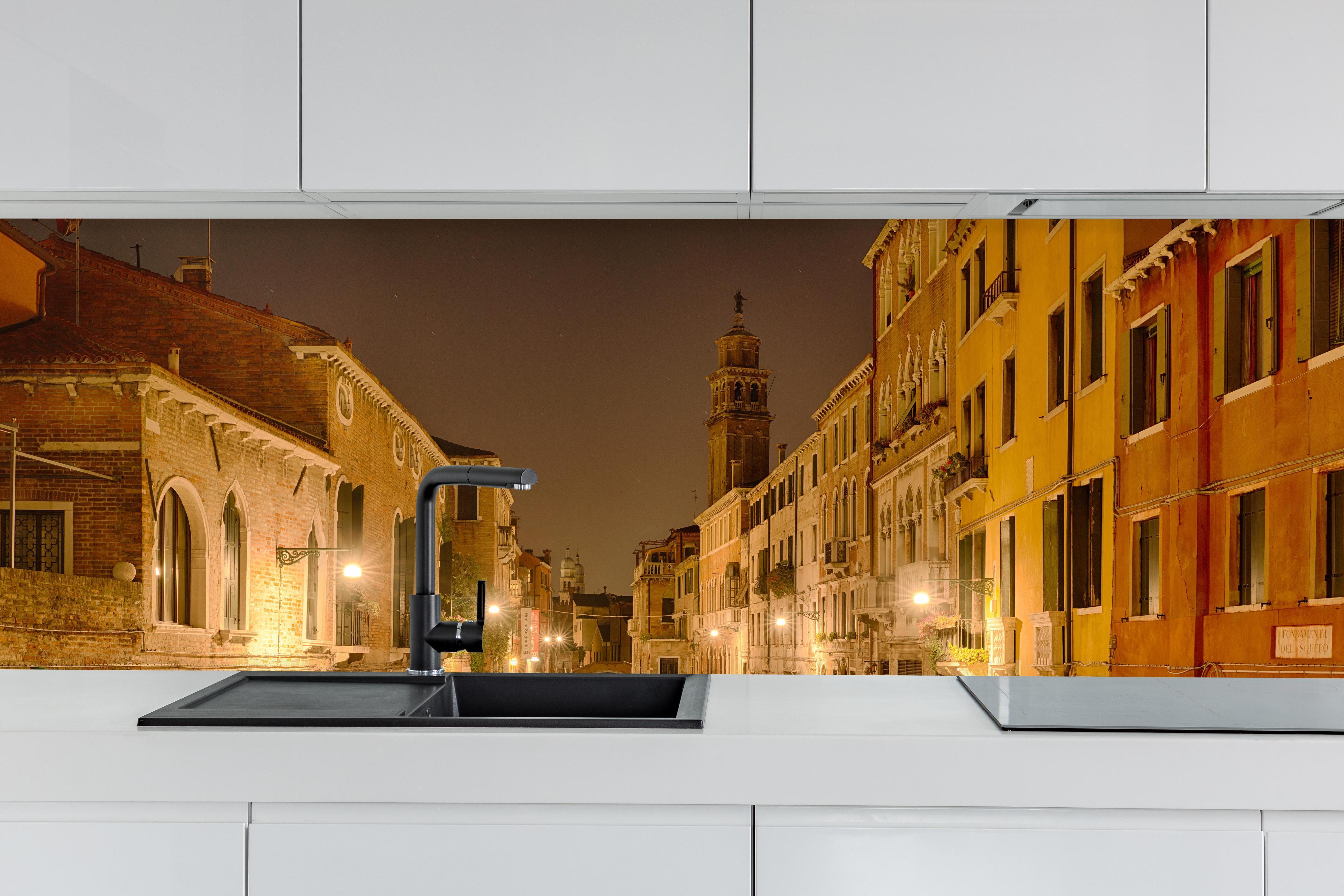 Küche - Venedig - Venezia in Nacht 1 hinter weißen Hochglanz-Küchenregalen und schwarzem Wasserhahn