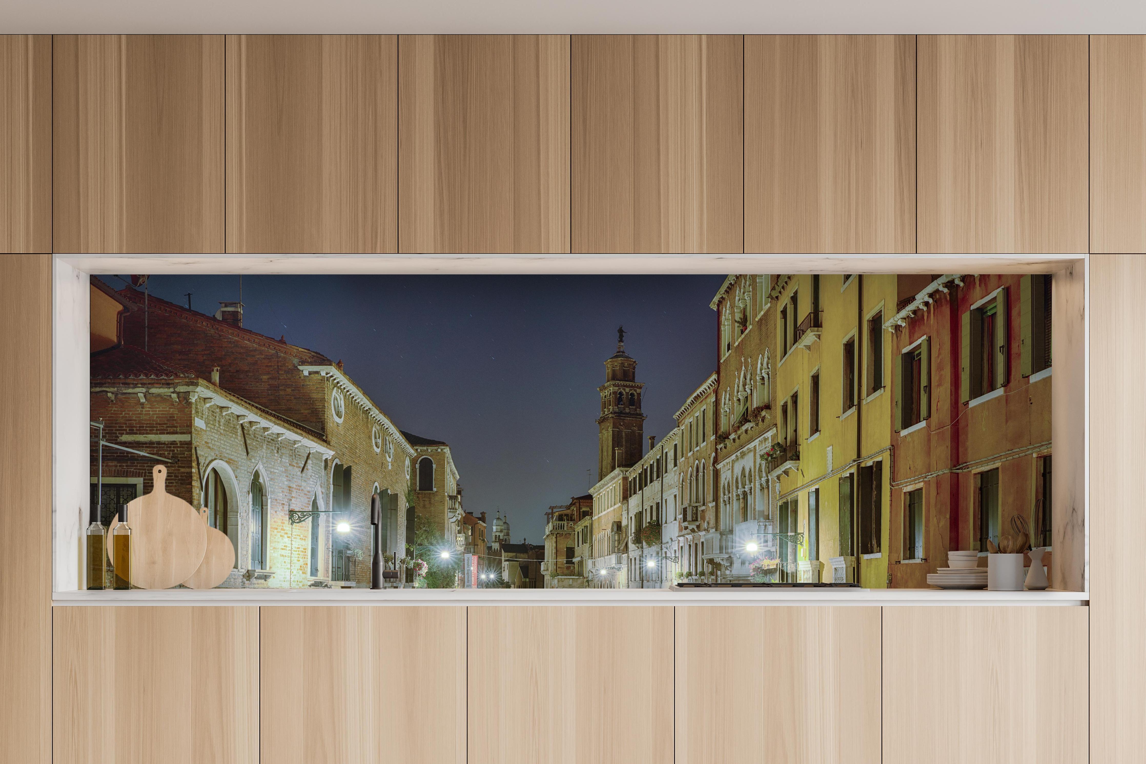 Küche - Venezia bei Nacht in charakteristischer Vollholz-Küche mit modernem Gasherd