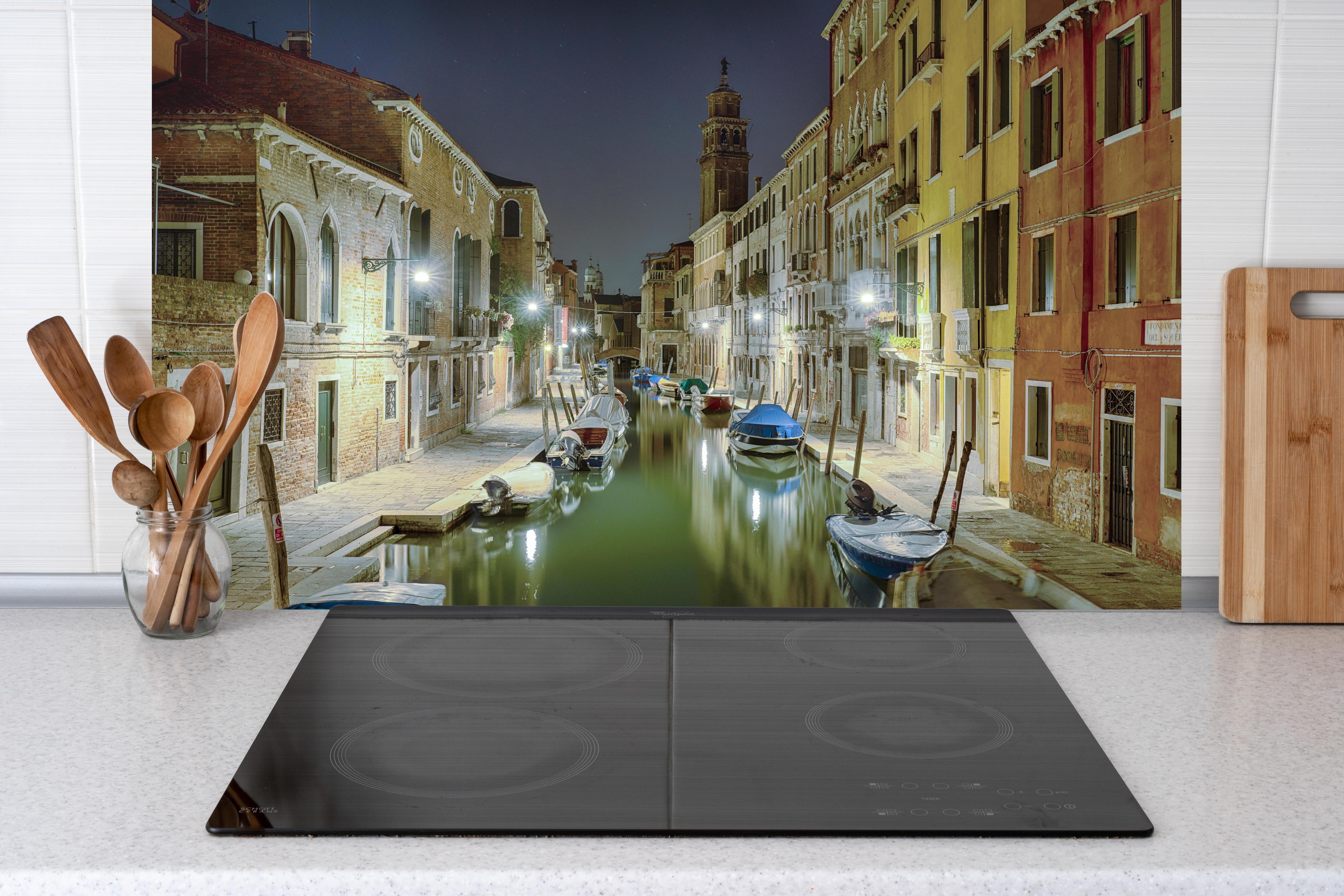 Küche - Venezia bei Nacht hinter Cerankochfeld und Holz-Kochutensilien