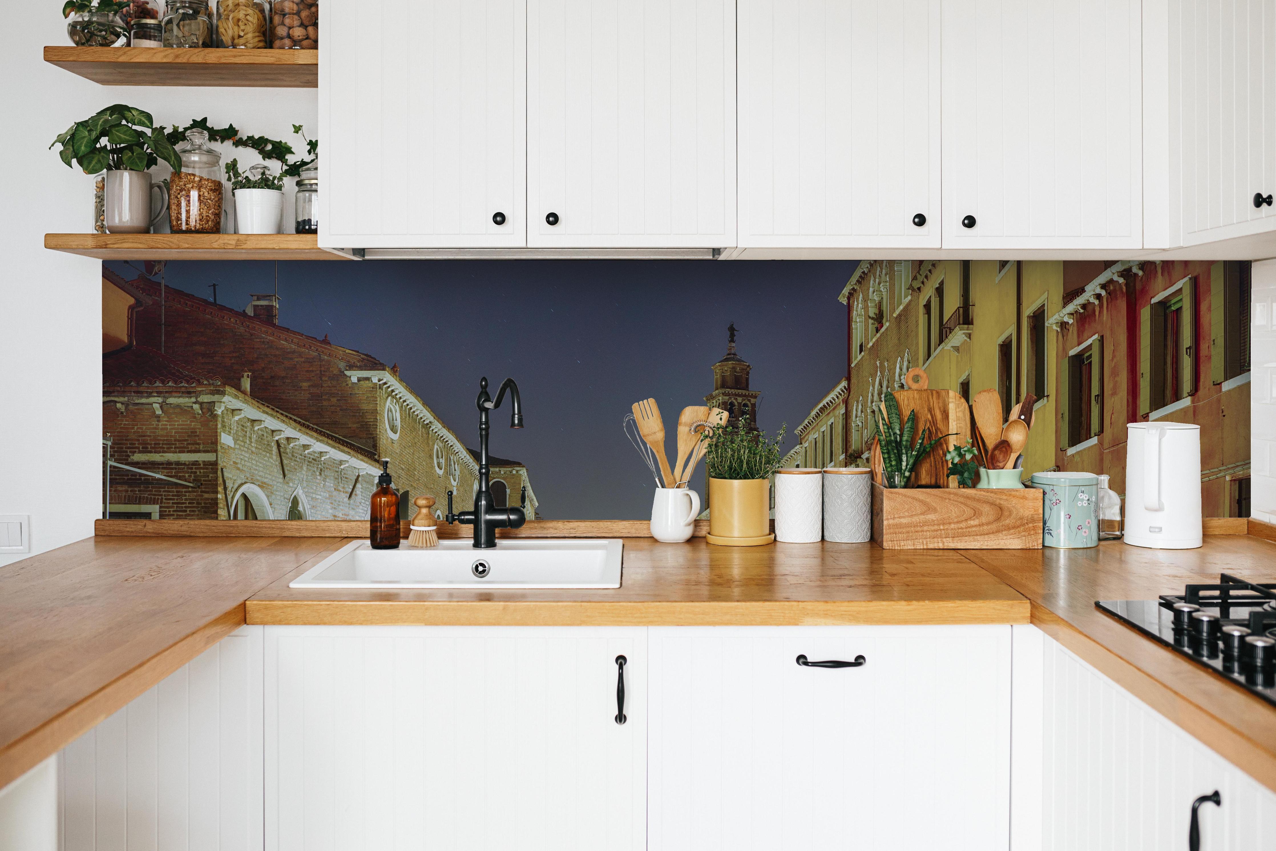 Küche - Venezia bei Nacht in weißer Küche hinter Gewürzen und Kochlöffeln aus Holz