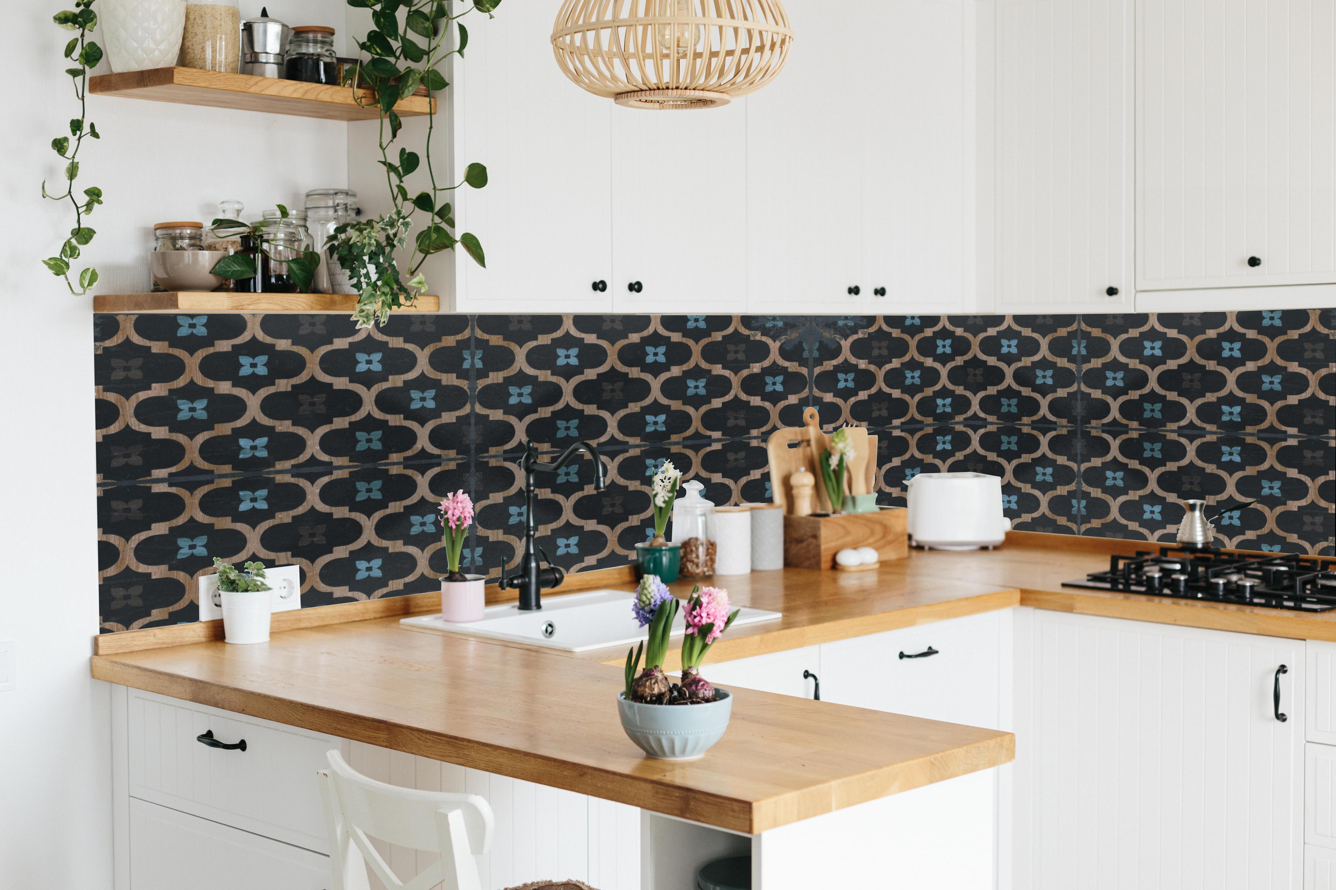 Küche - Veraltete künstlerische Fliesen in lebendiger Küche mit bunten Blumen