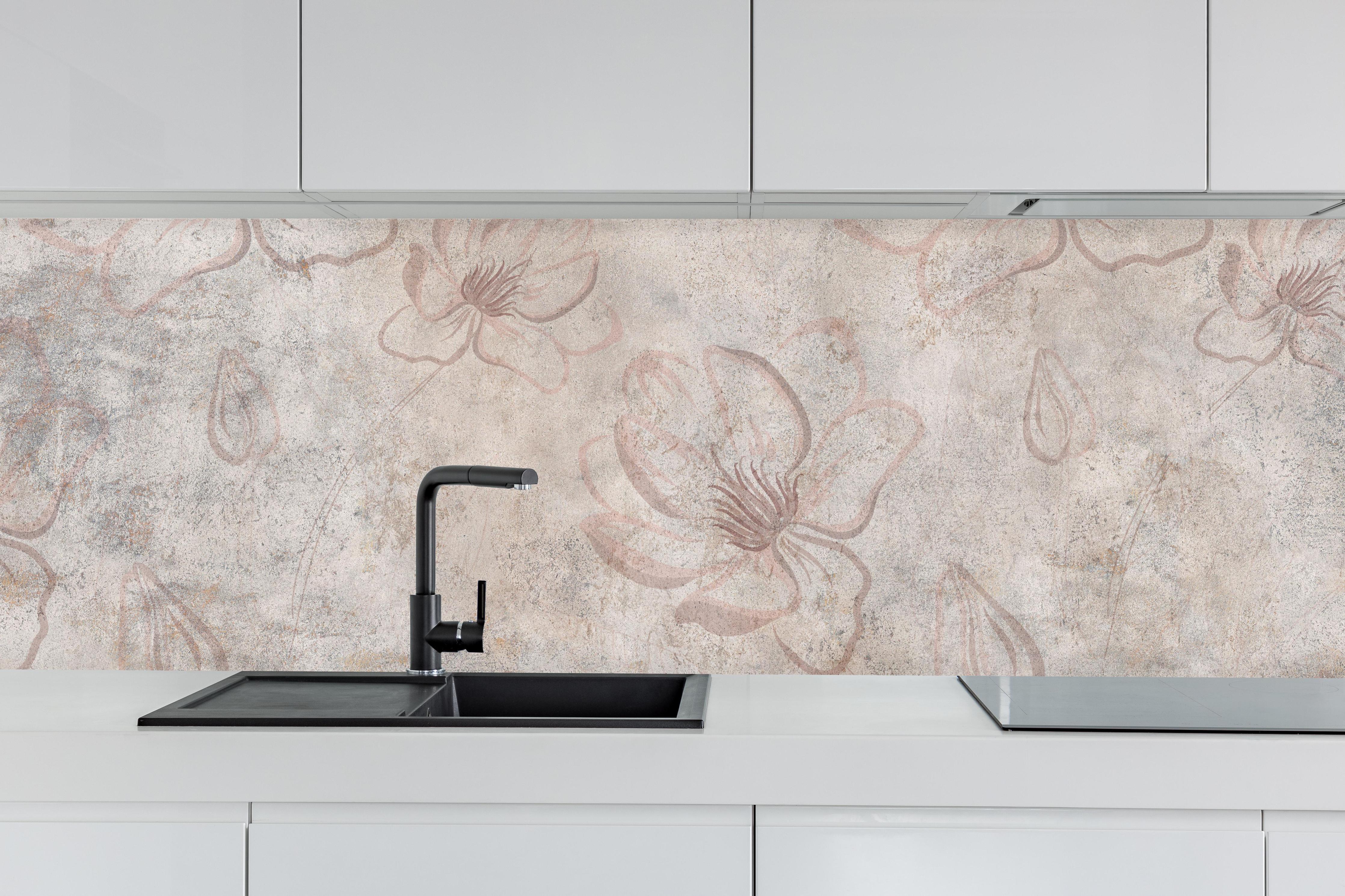 Küche - Verwitterte blumenförmige Tapete hinter weißen Hochglanz-Küchenregalen und schwarzem Wasserhahn