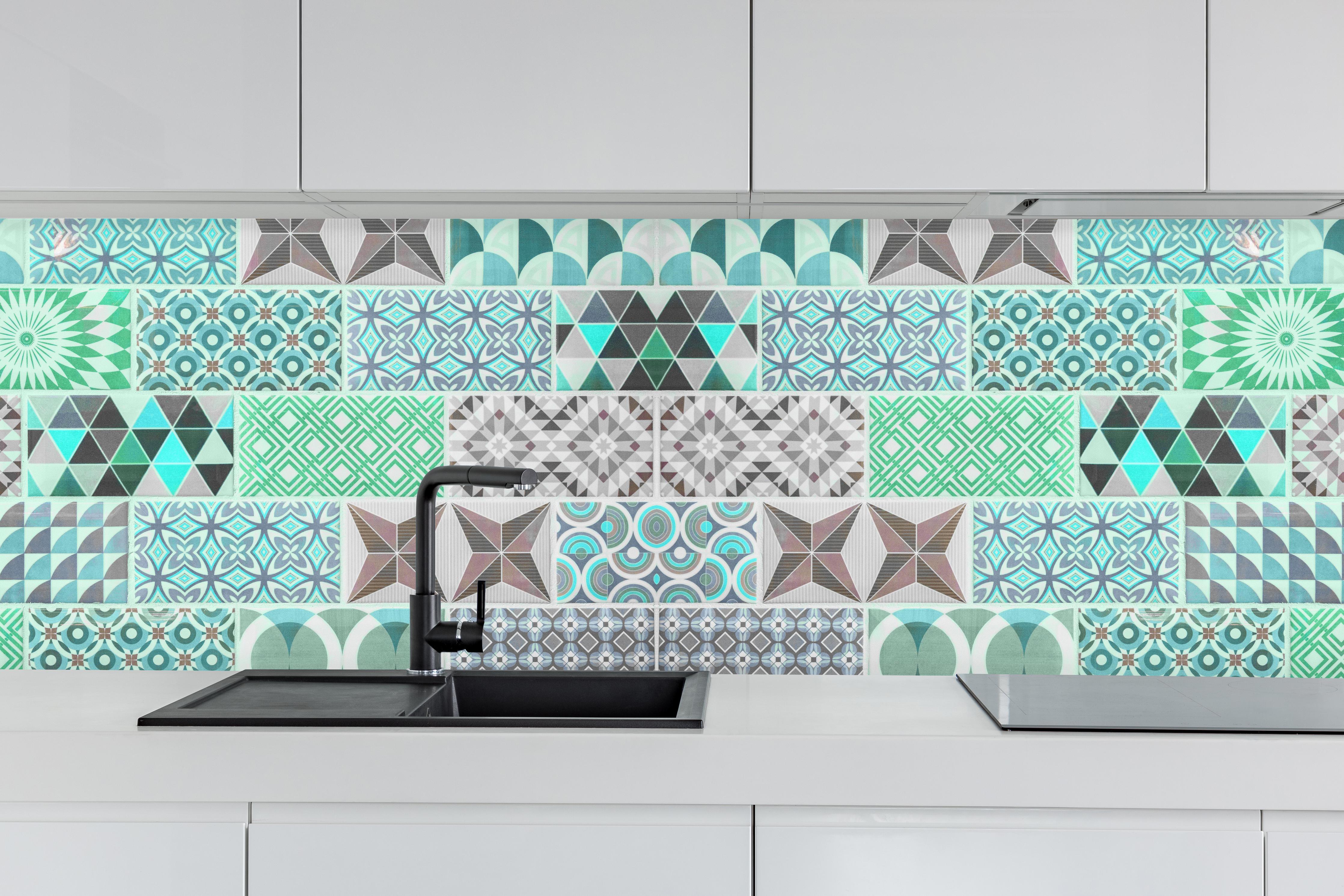 Küche - Vintage geometrisch Mosaik hinter weißen Hochglanz-Küchenregalen und schwarzem Wasserhahn